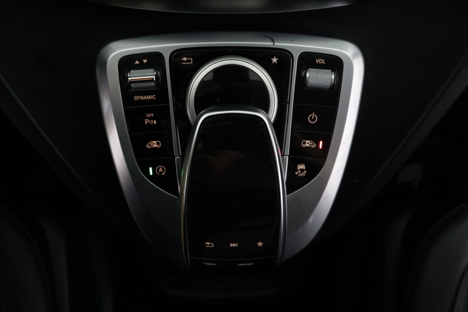 Mercedes-Benz V 2019 300 d 4Matic keskipitkä A2 A Avantgarde *7 paikkainen / Distronic / Pa-lisälämmitin / P.kamera / Vetokoukku / Nahkapenkit* - 2,99 % KORKOTARJOUS TÄHÄN AUTOON - *Suomi-auto / 2x renkaat ja vanteet*