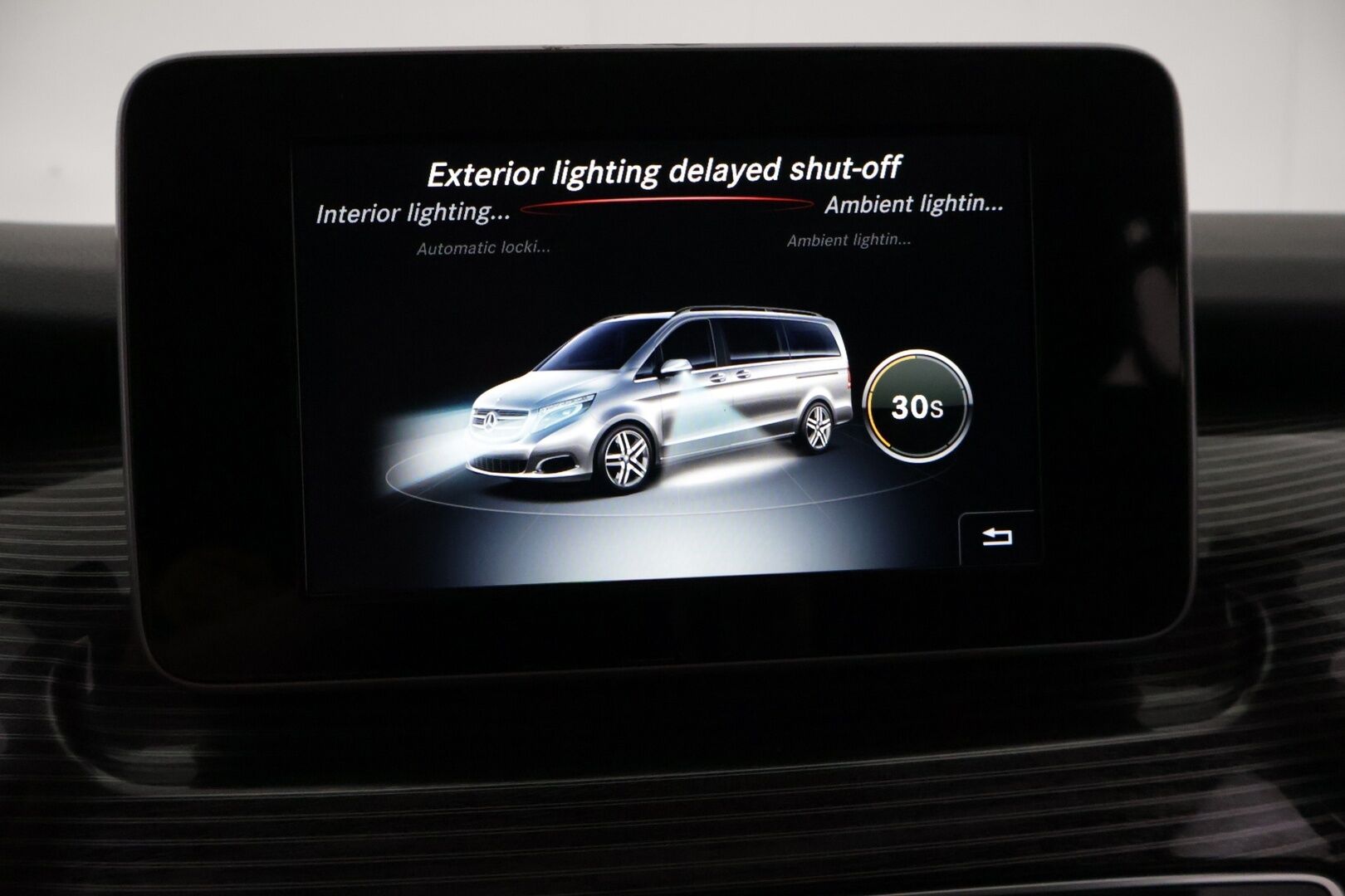 Mercedes-Benz V 2019 300 d 4Matic keskipitkä A2 A Avantgarde *7 paikkainen / Distronic / Pa-lisälämmitin / P.kamera / Vetokoukku / Nahkapenkit* - 2,99 % KORKOTARJOUS TÄHÄN AUTOON - *Suomi-auto / 2x renkaat ja vanteet*