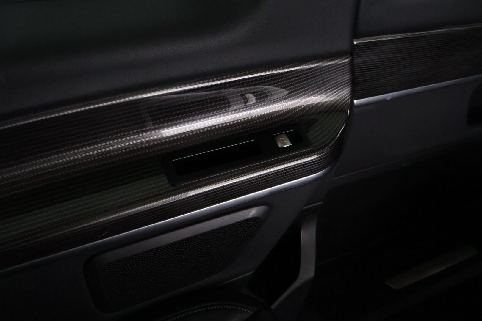 Mercedes-Benz V 2019 300 d 4Matic keskipitkä A2 A Avantgarde *7 paikkainen / Distronic / Pa-lisälämmitin / P.kamera / Vetokoukku / Nahkapenkit* - 2,99 % KORKOTARJOUS TÄHÄN AUTOON - *Suomi-auto / 2x renkaat ja vanteet*