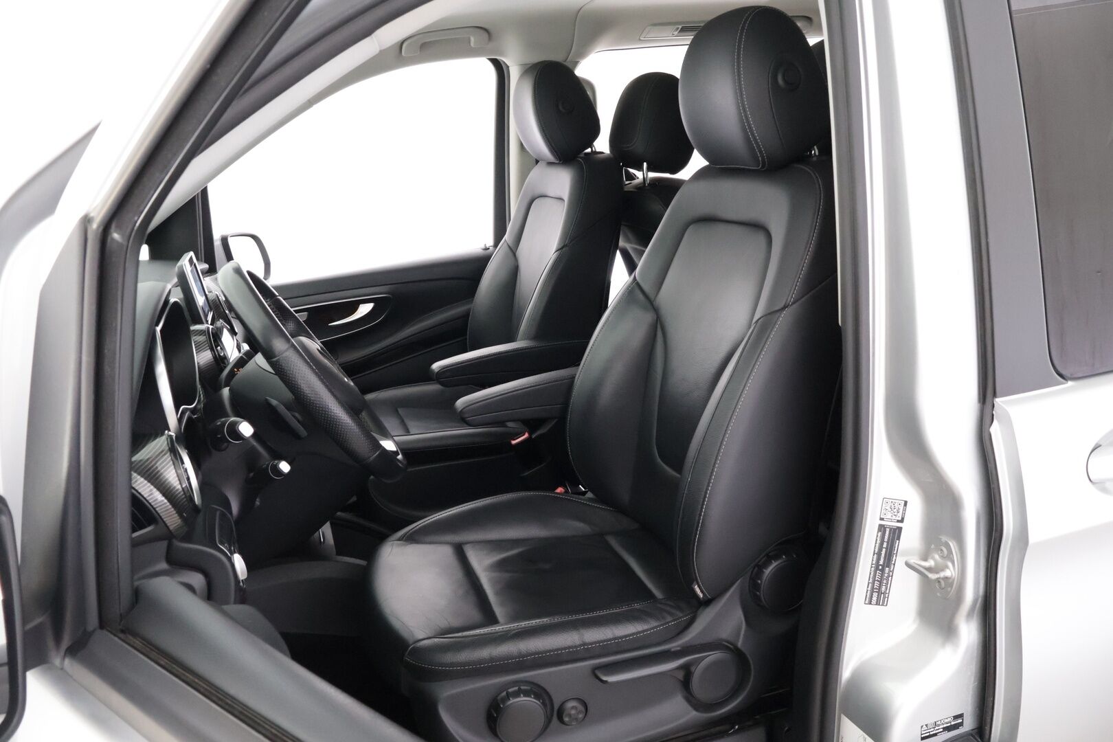 Mercedes-Benz V 2019 300 d 4Matic keskipitkä A2 A Avantgarde *7 paikkainen / Distronic / Pa-lisälämmitin / P.kamera / Vetokoukku / Nahkapenkit* - 2,99 % KORKOTARJOUS TÄHÄN AUTOON - *Suomi-auto / 2x renkaat ja vanteet*