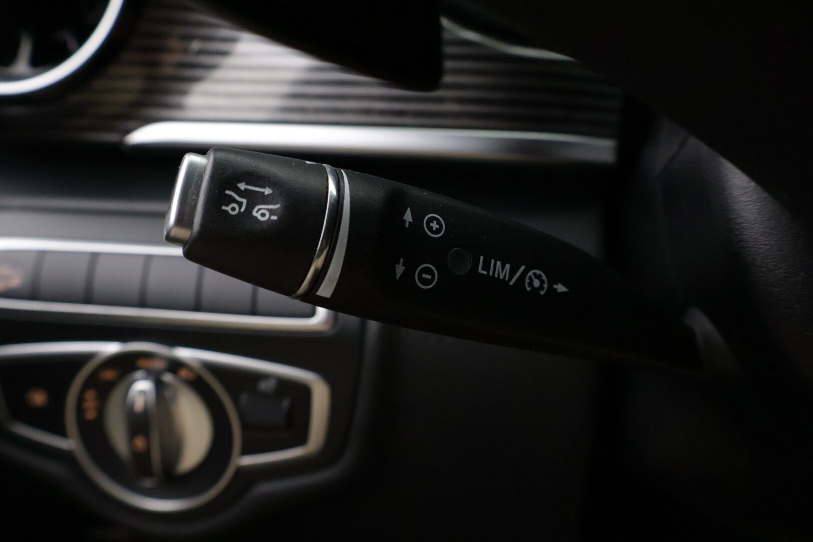 Mercedes-Benz V 2019 300 d 4Matic keskipitkä A2 A Avantgarde *7 paikkainen / Distronic / Pa-lisälämmitin / P.kamera / Vetokoukku / Nahkapenkit* - 2,99 % KORKOTARJOUS TÄHÄN AUTOON - *Suomi-auto / 2x renkaat ja vanteet*