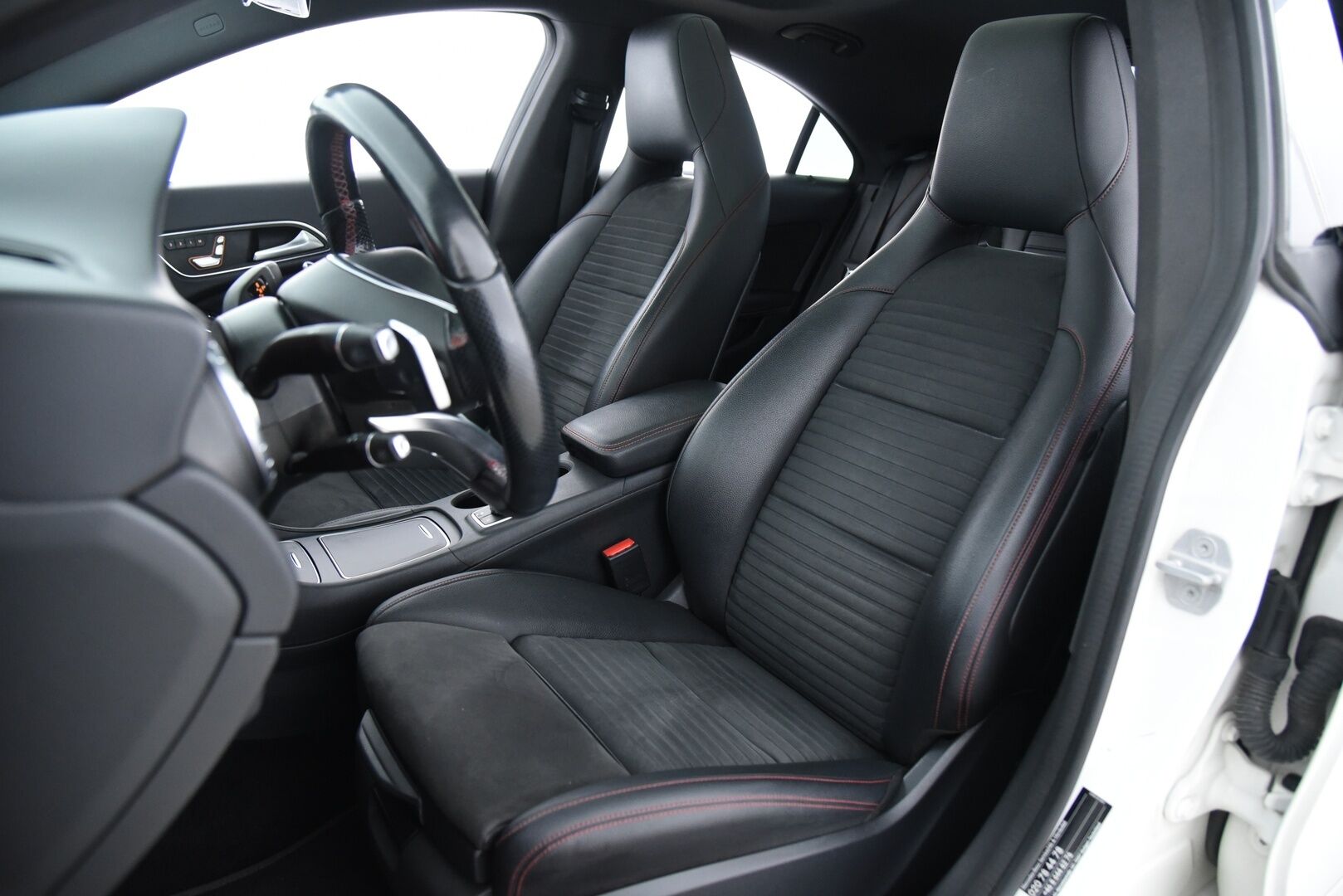 Mercedes-Benz CLA 2017 220 d 4Matic A Business AMG / Panorama / Vakkari / P-kamera / Webasto - Led / Ei adblue järjestelmää / 2x renkaat