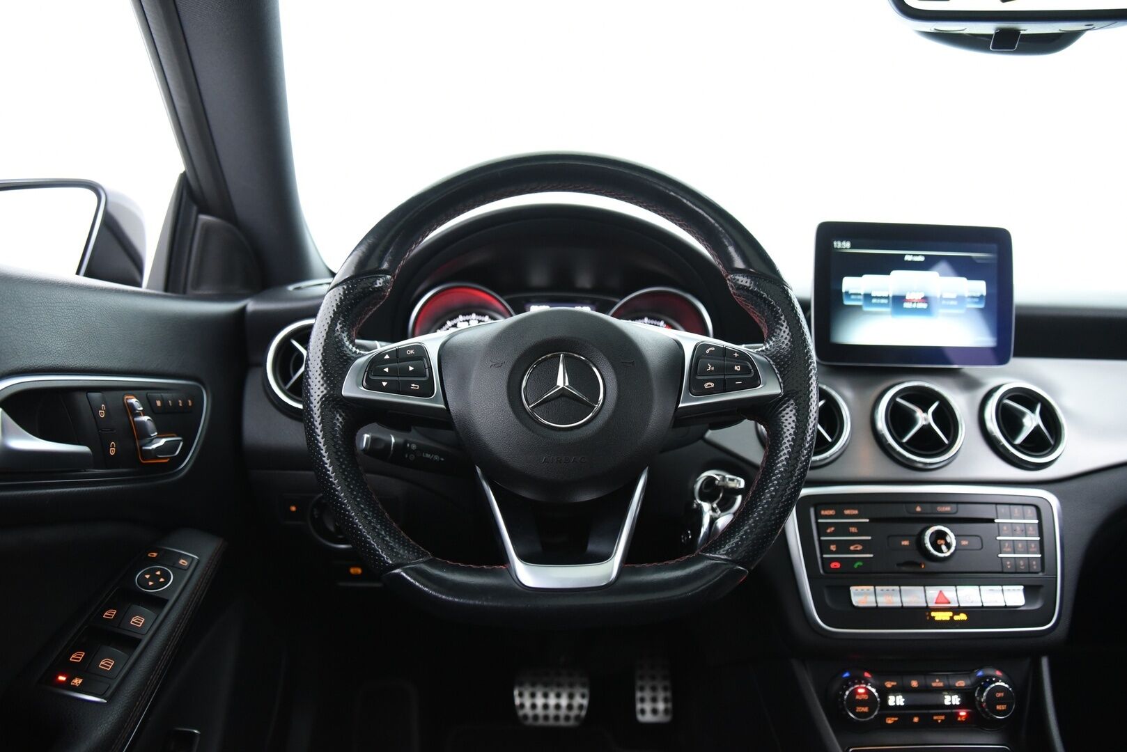 Mercedes-Benz CLA 2017 220 d 4Matic A Business AMG / Panorama / Vakkari / P-kamera / Webasto - Led / Ei adblue järjestelmää / 2x renkaat