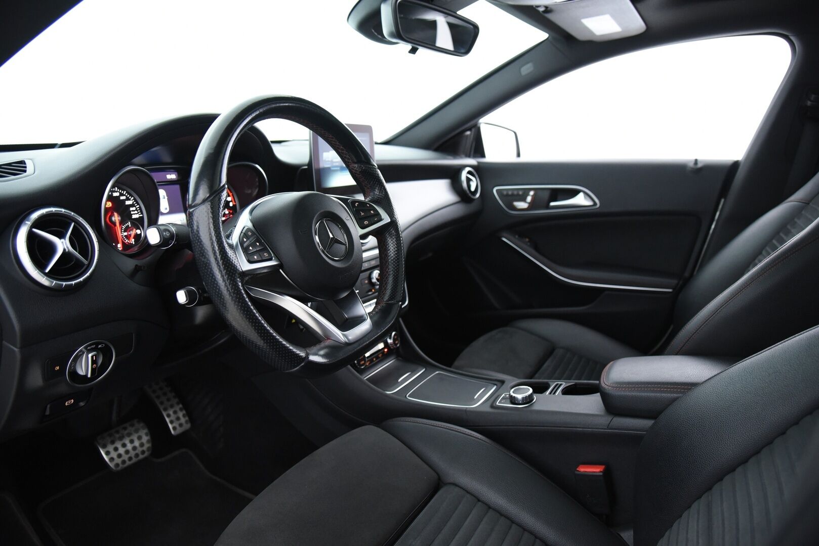 Mercedes-Benz CLA 2017 220 d 4Matic A Business AMG / Panorama / Vakkari / P-kamera / Webasto - Led / Ei adblue järjestelmää / 2x renkaat