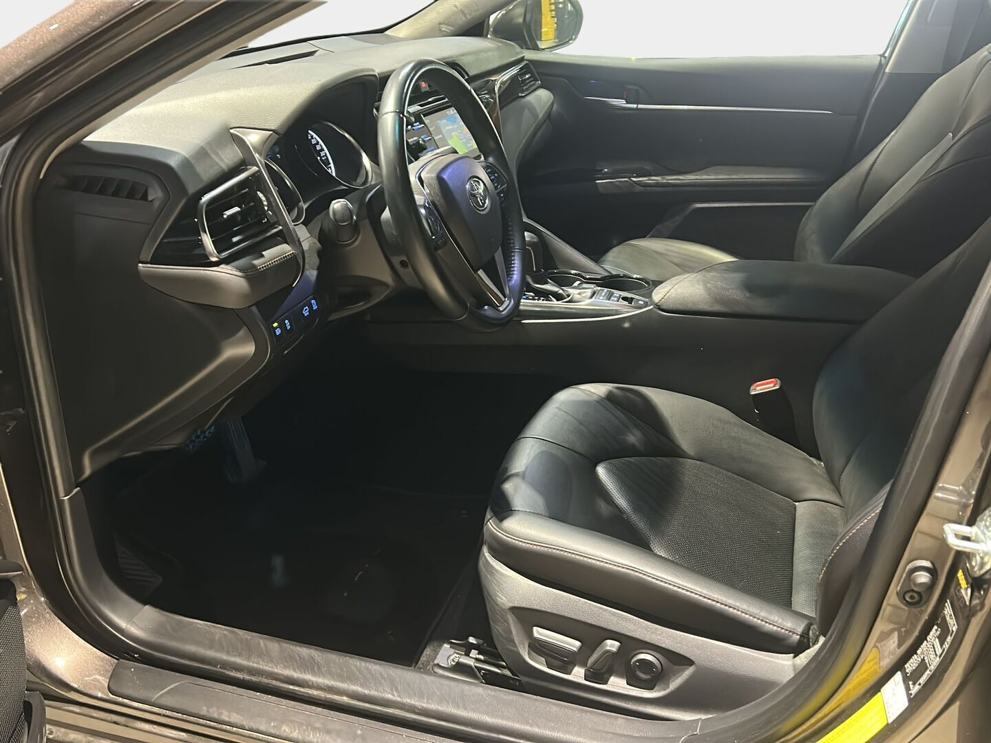 Toyota Camry 2020 2,5 Hybrid Active - Suomiauto | Merkkihuollot | ACC | Bi-LED | Peruutuskamera | Nahkasisusta | KeylessGo | Navi | Huippuvarusteet | Todella siisti!