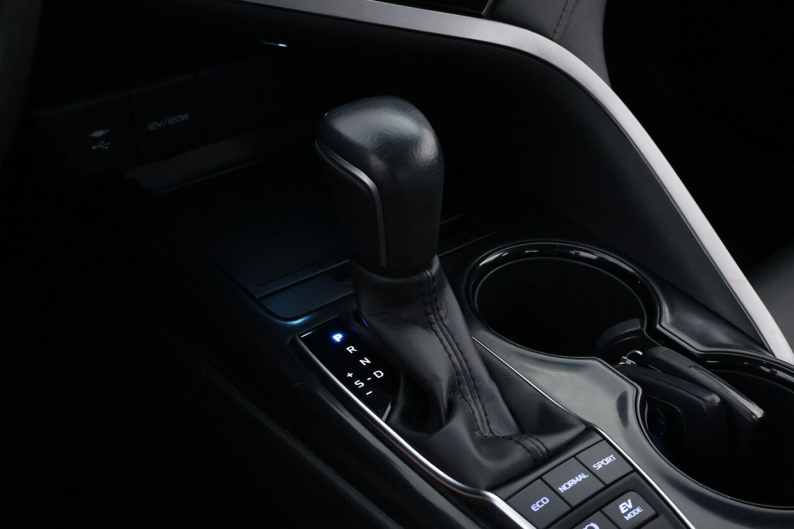 Toyota Camry 2020 2,5 Hybrid Active - Suomiauto | Merkkihuollot | ACC | Bi-LED | Peruutuskamera | Nahkasisusta | KeylessGo | Navi | Huippuvarusteet | Todella siisti!
