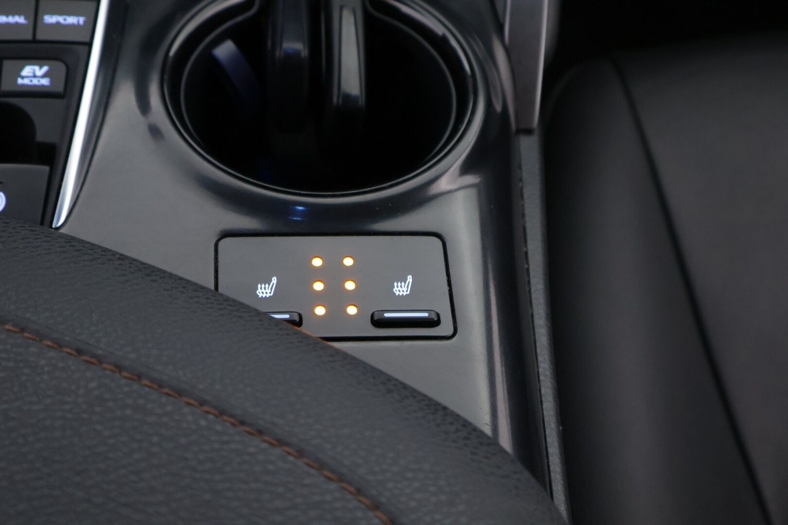 Toyota Camry 2020 2,5 Hybrid Active - Suomiauto | Merkkihuollot | ACC | Bi-LED | Peruutuskamera | Nahkasisusta | KeylessGo | Navi | Huippuvarusteet | Todella siisti!