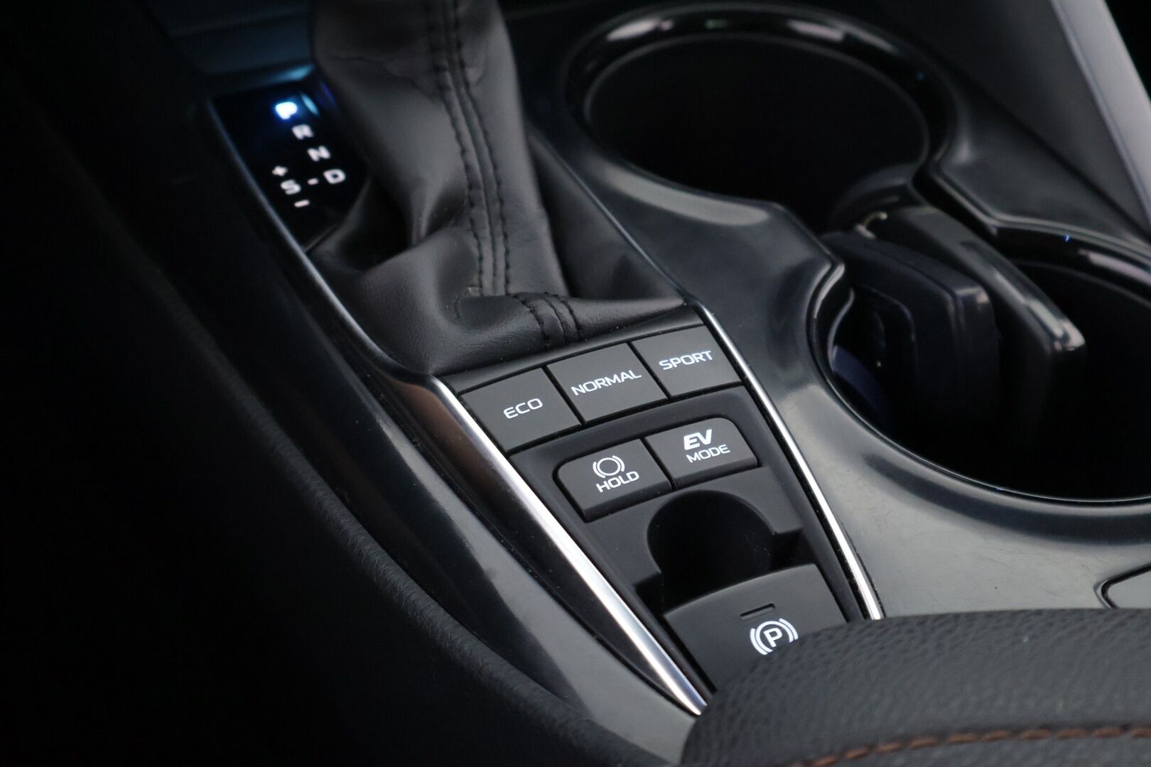Toyota Camry 2020 2,5 Hybrid Active - Suomiauto | Merkkihuollot | ACC | Bi-LED | Peruutuskamera | Nahkasisusta | KeylessGo | Navi | Huippuvarusteet | Todella siisti!