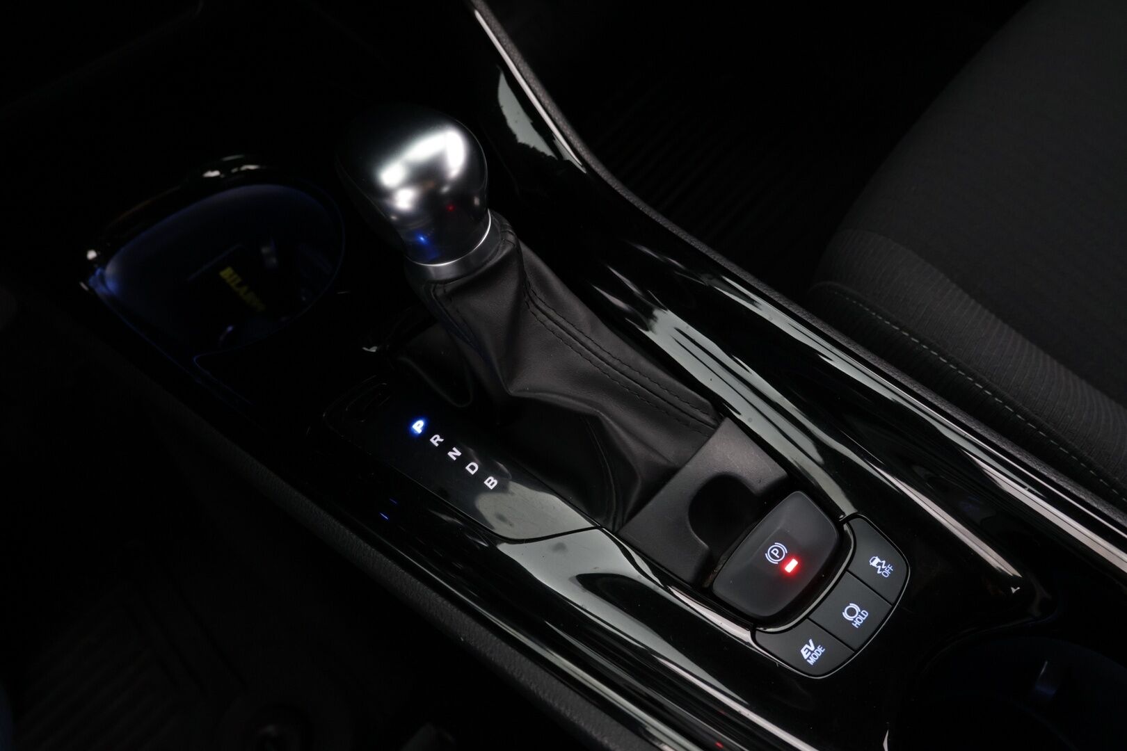 Toyota C-HR 2019 1,8 Hybrid Intense Edition Business *Adapt-vakkari / P-kamera / JBL*