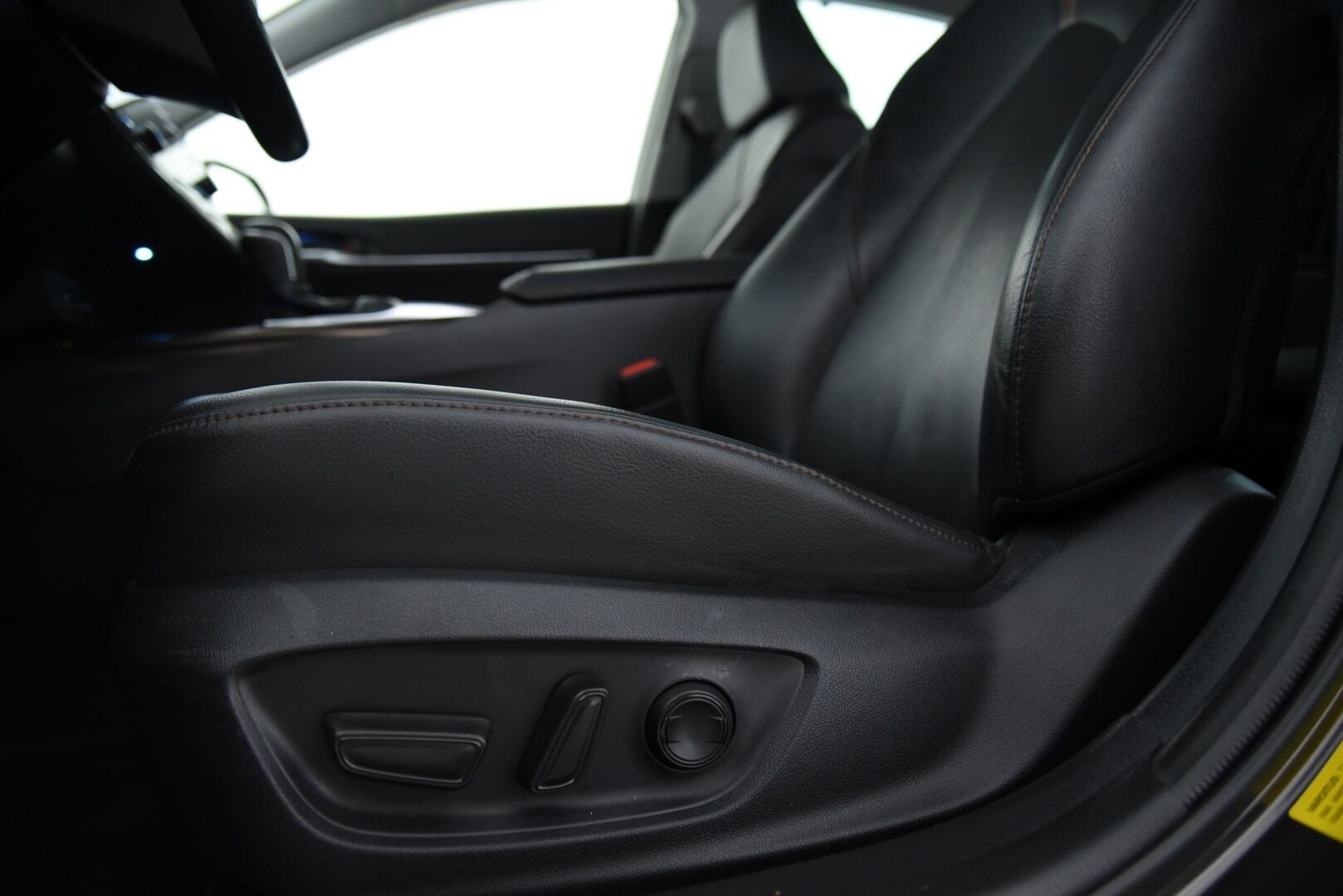 Toyota Camry 2019 2,5 Hybrid Premium / Adapt.vakkari / LED / HUD / JBL /  P.kamera / Kaistavahti / Blis - Hieno Suomi-auto kattavilla varusteilla!