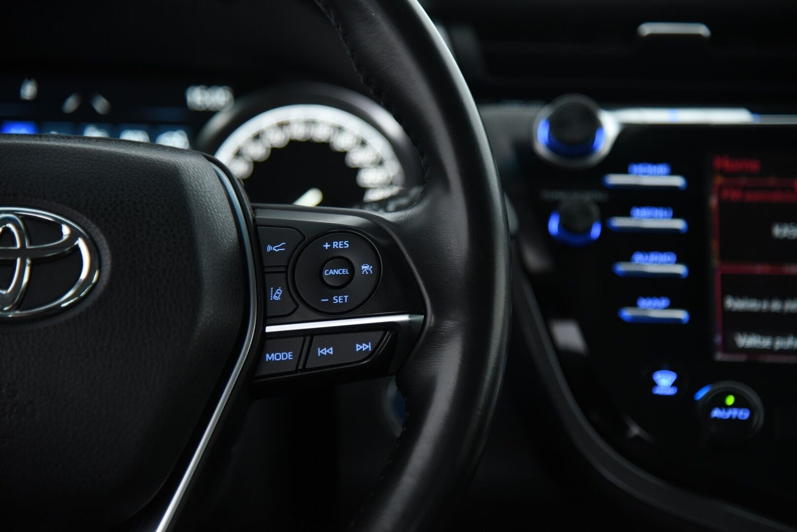 Toyota Camry 2019 2,5 Hybrid Premium / Adapt.vakkari / LED / HUD / JBL /  P.kamera / Kaistavahti / Blis - Hieno Suomi-auto kattavilla varusteilla!