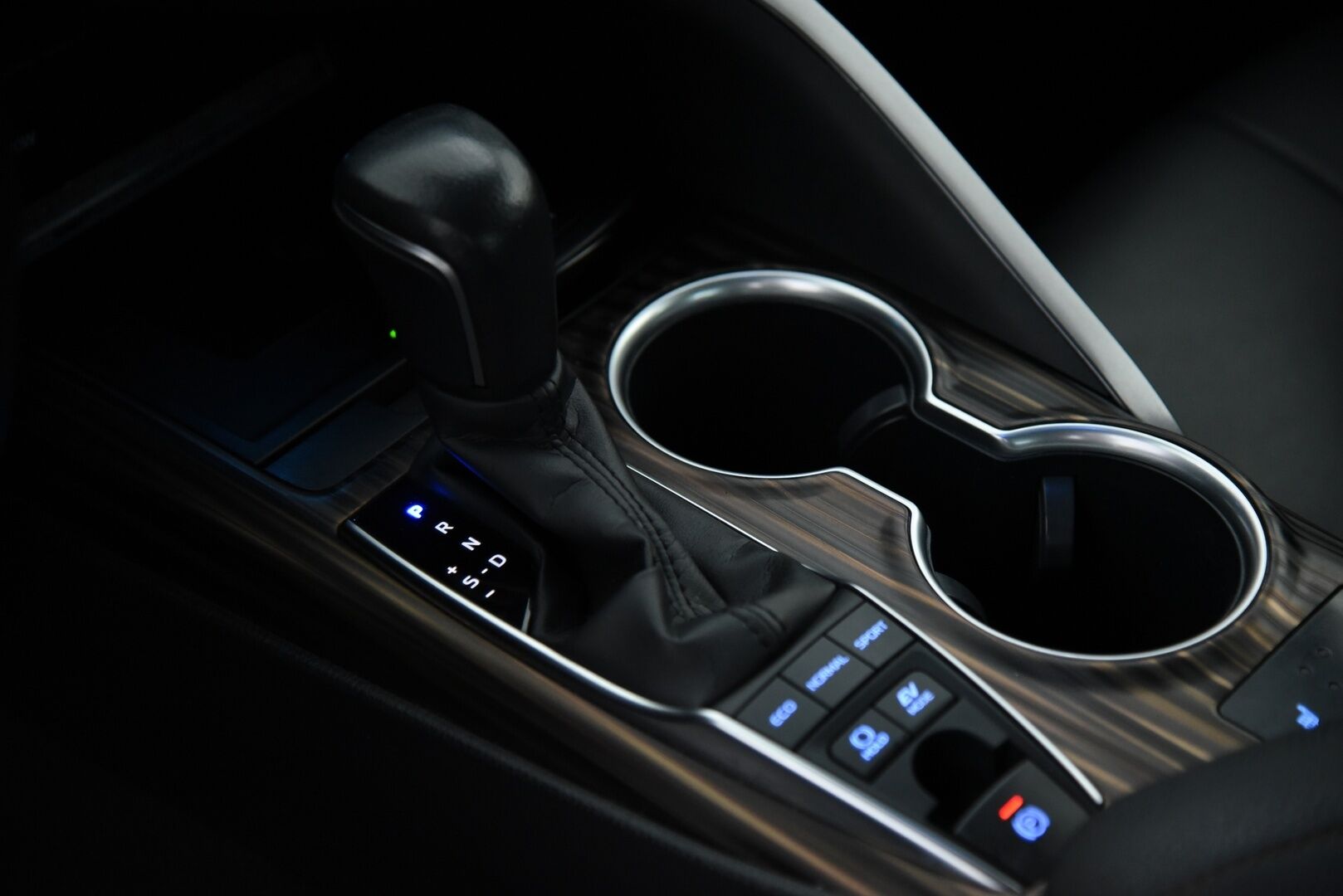 Toyota Camry 2019 2,5 Hybrid Premium / Adapt.vakkari / LED / HUD / JBL /  P.kamera / Kaistavahti / Blis - Hieno Suomi-auto kattavilla varusteilla!