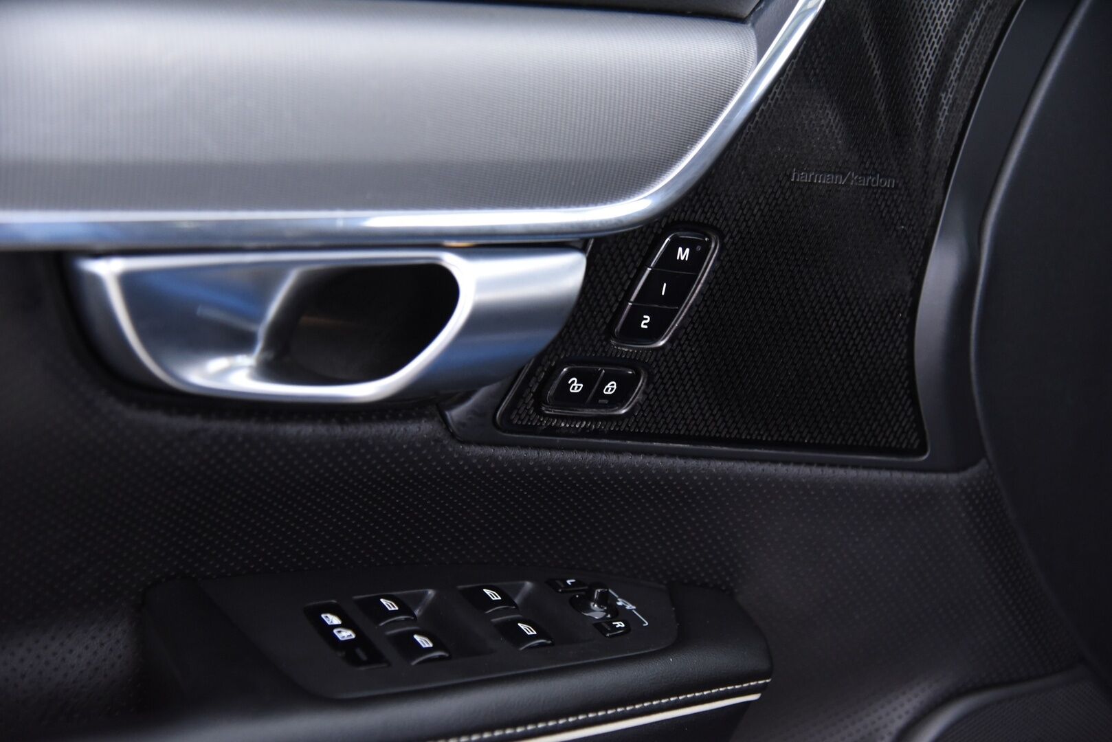 Volvo V90 2020 D3 Business R-Design aut / Adapt. Vakkari / Panorama / H&K / Koukku / P-kamera / BLIS / Muistipenkki / Apple&Android - 2 omisteinen Suomi-Auto merkkihuollettuna!