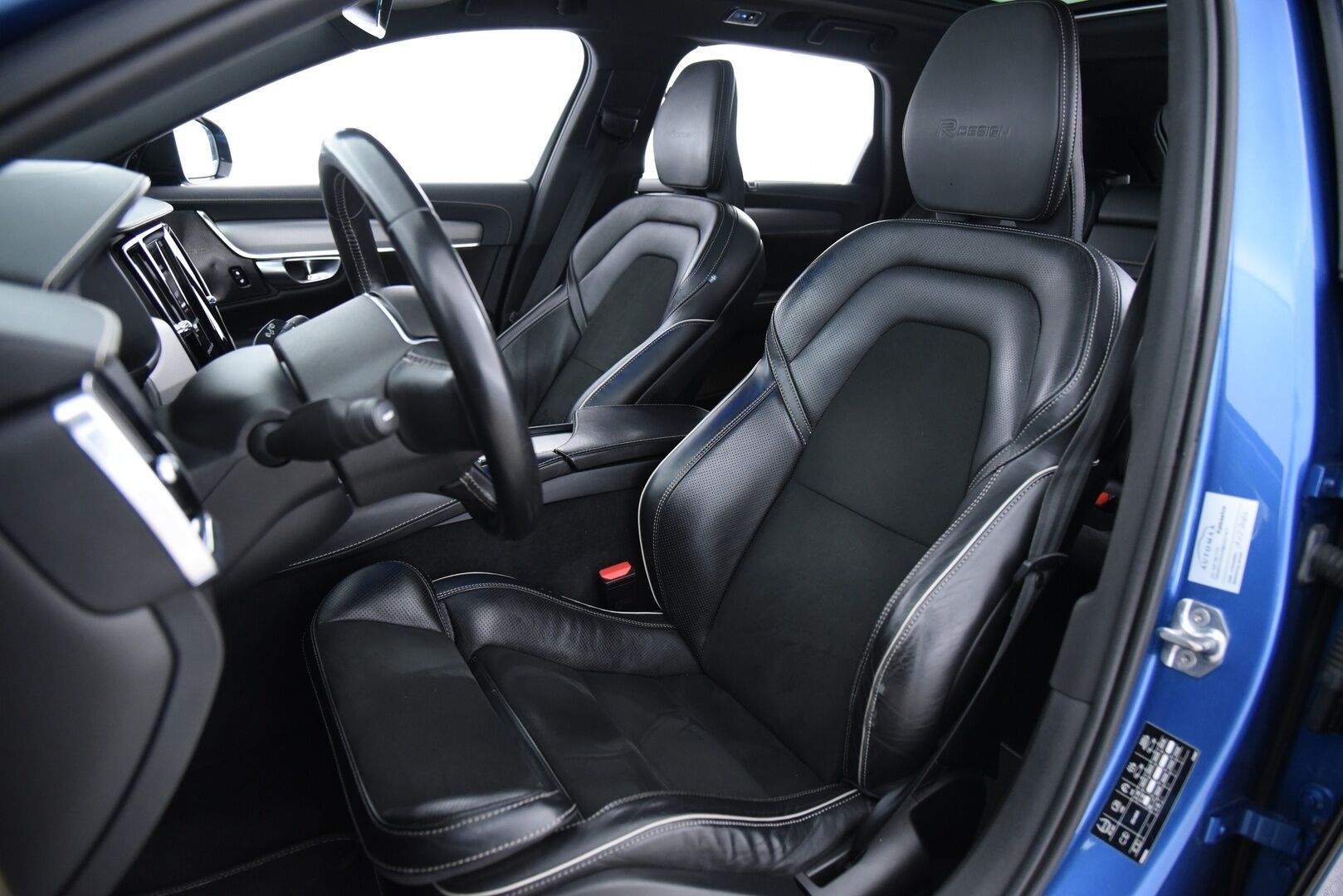 Volvo V90 2020 D3 Business R-Design aut / Adapt. Vakkari / Panorama / H&K / Koukku / P-kamera / BLIS / Muistipenkki / Apple&Android - 2 omisteinen Suomi-Auto merkkihuollettuna!