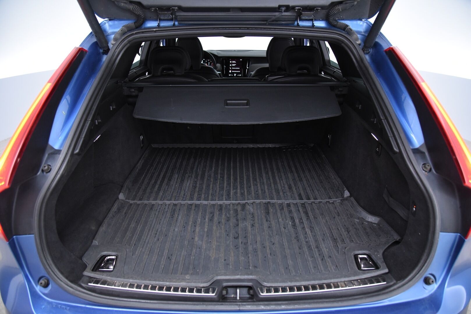 Volvo V90 2020 D3 Business R-Design aut / Adapt. Vakkari / Panorama / H&K / Koukku / P-kamera / BLIS / Muistipenkki / Apple&Android - 2 omisteinen Suomi-Auto merkkihuollettuna!