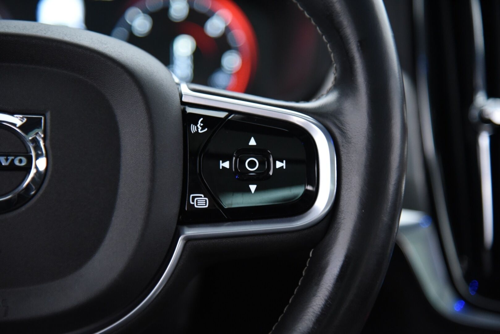 Volvo V90 2020 D3 Business R-Design aut / Adapt. Vakkari / Panorama / H&K / Koukku / P-kamera / BLIS / Muistipenkki / Apple&Android - 2 omisteinen Suomi-Auto merkkihuollettuna!