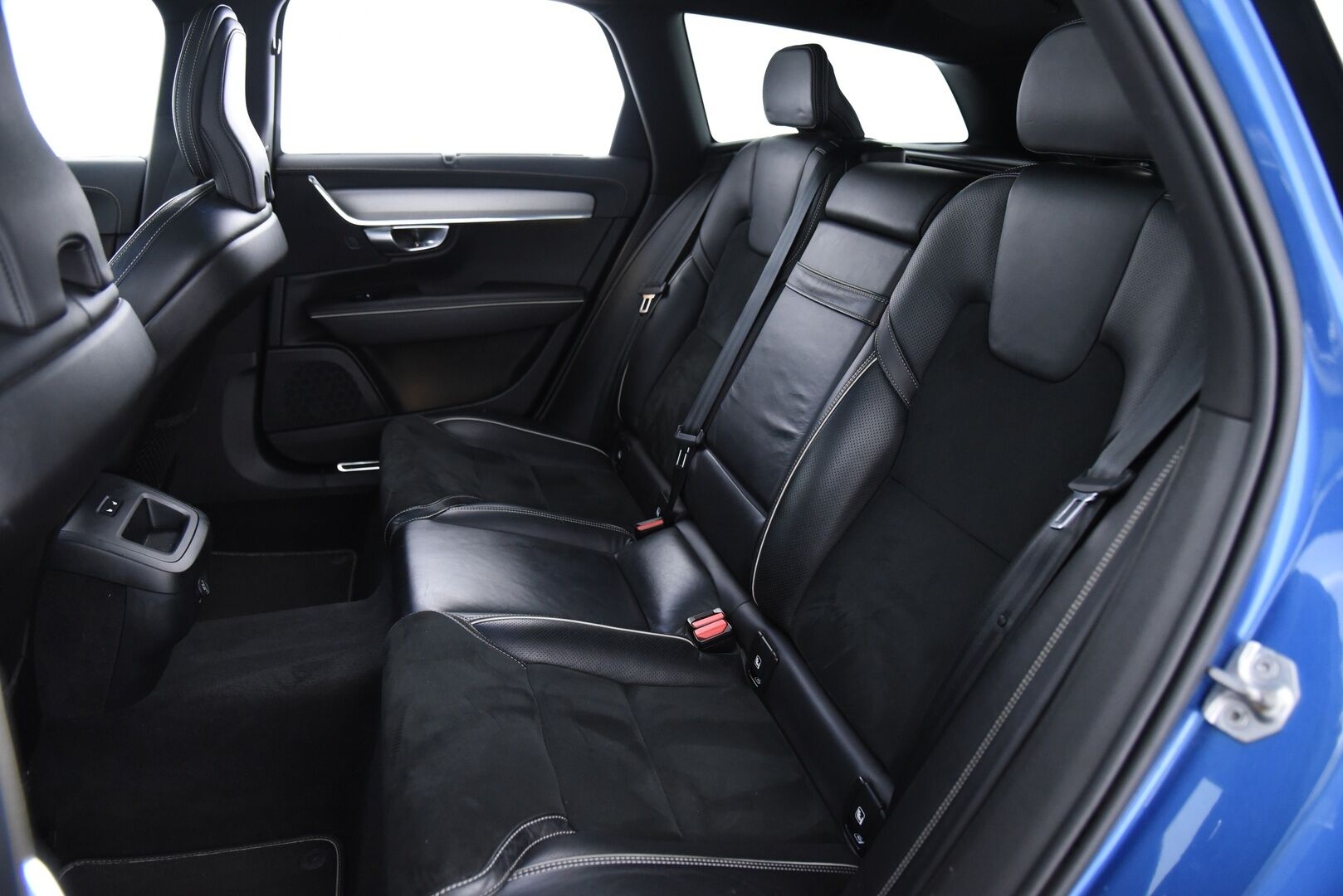 Volvo V90 2020 D3 Business R-Design aut / Adapt. Vakkari / Panorama / H&K / Koukku / P-kamera / BLIS / Muistipenkki / Apple&Android - 2 omisteinen Suomi-Auto merkkihuollettuna!