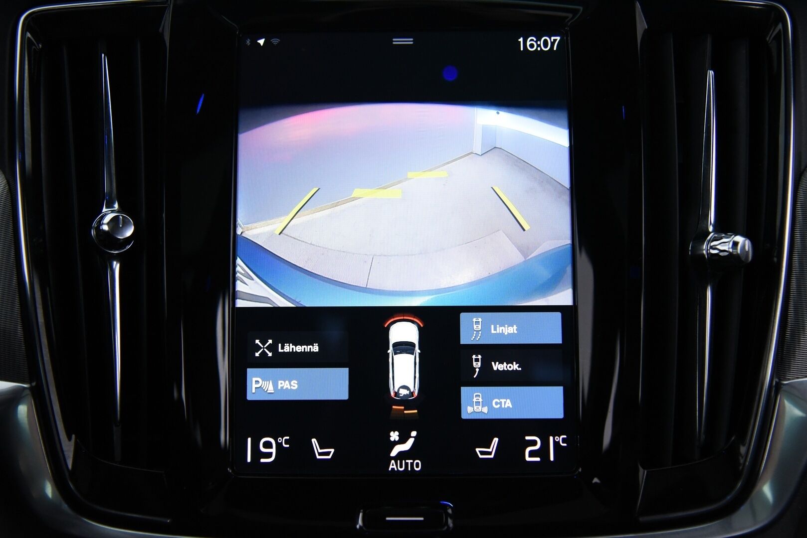 Volvo V90 2020 D3 Business R-Design aut / Adapt. Vakkari / Panorama / H&K / Koukku / P-kamera / BLIS / Muistipenkki / Apple&Android - 2 omisteinen Suomi-Auto merkkihuollettuna!