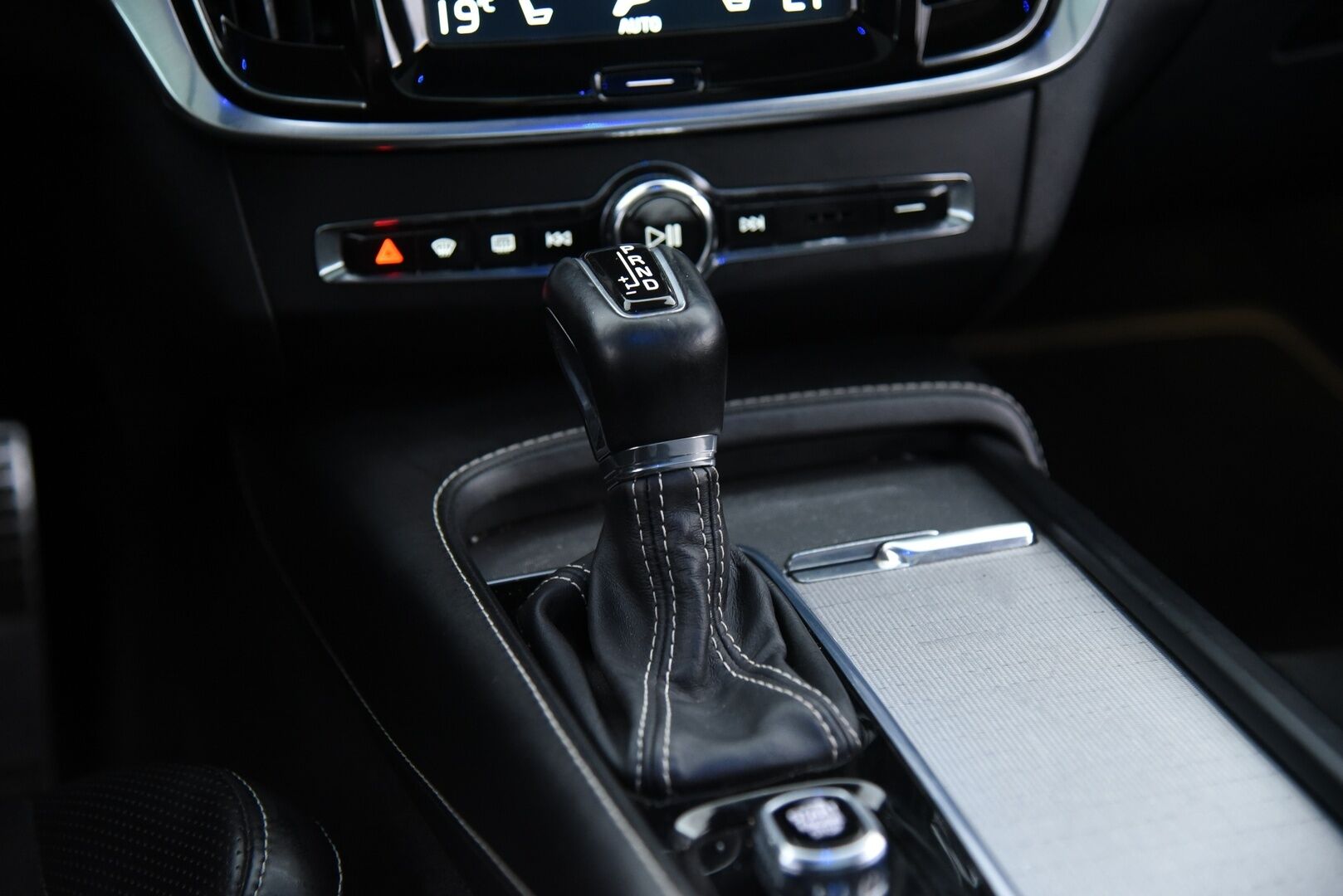 Volvo V90 2020 D3 Business R-Design aut / Adapt. Vakkari / Panorama / H&K / Koukku / P-kamera / BLIS / Muistipenkki / Apple&Android - 2 omisteinen Suomi-Auto merkkihuollettuna!