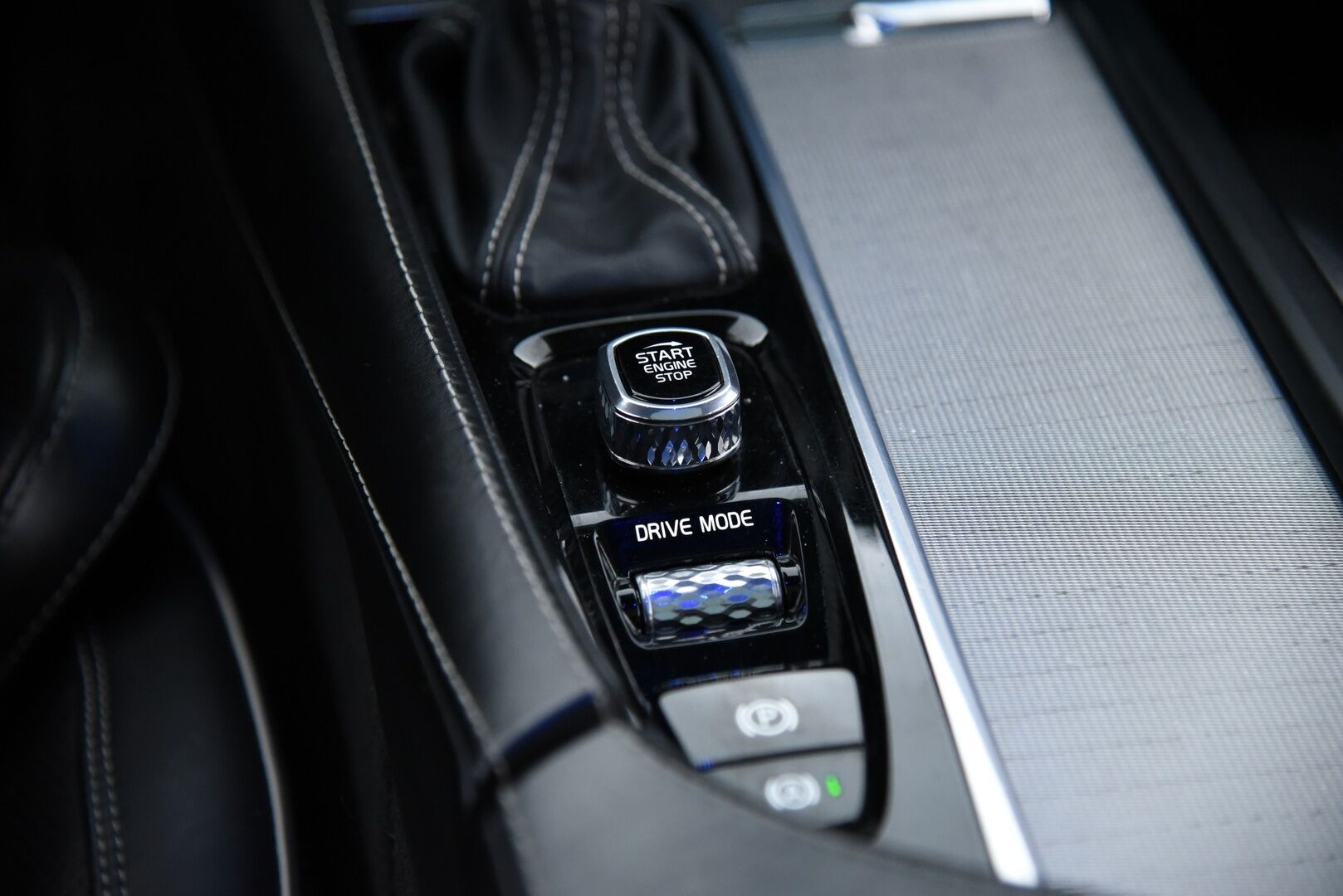 Volvo V90 2020 D3 Business R-Design aut / Adapt. Vakkari / Panorama / H&K / Koukku / P-kamera / BLIS / Muistipenkki / Apple&Android - 2 omisteinen Suomi-Auto merkkihuollettuna!