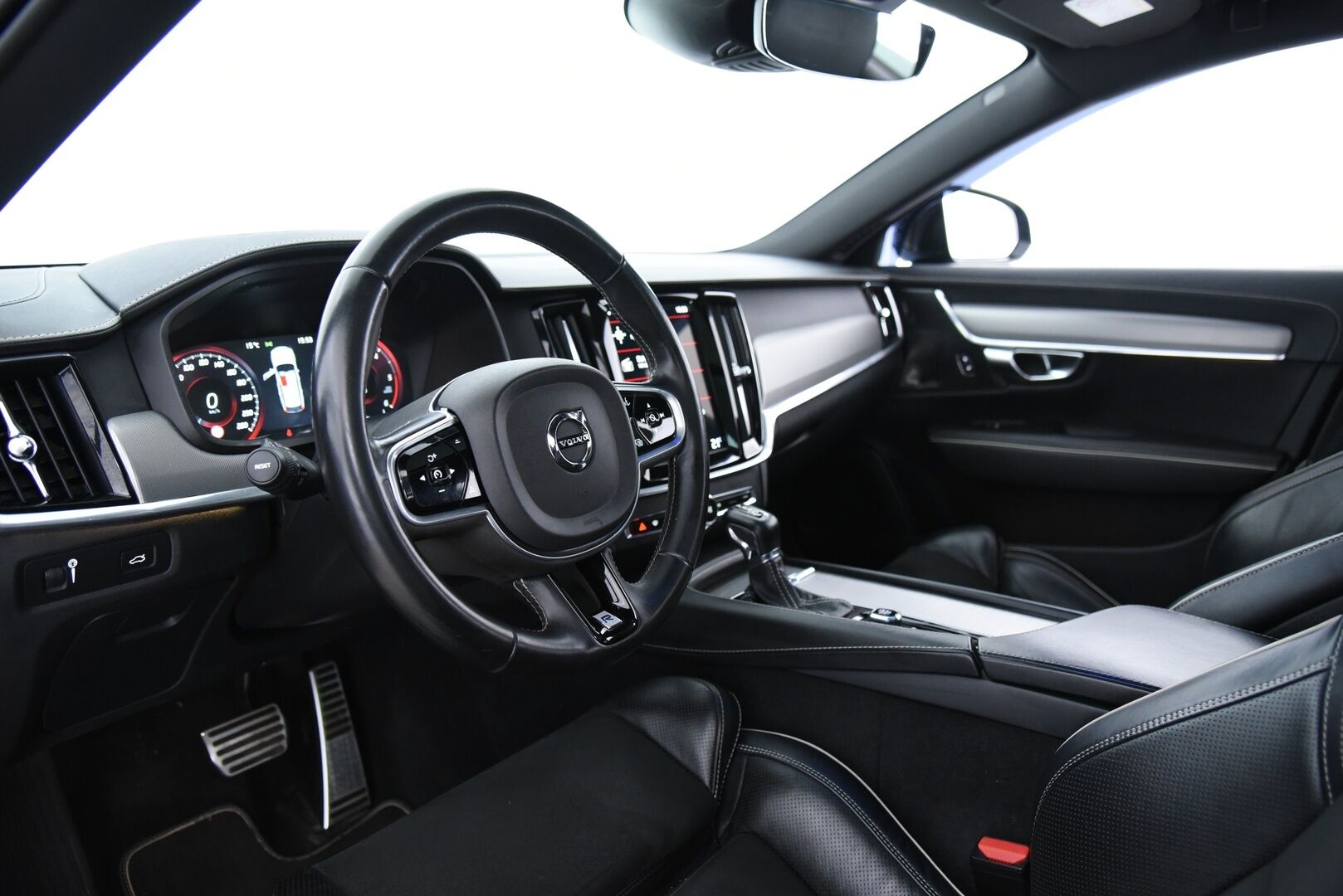 Volvo V90 2020 D3 Business R-Design aut / Adapt. Vakkari / Panorama / H&K / Koukku / P-kamera / BLIS / Muistipenkki / Apple&Android - 2 omisteinen Suomi-Auto merkkihuollettuna!