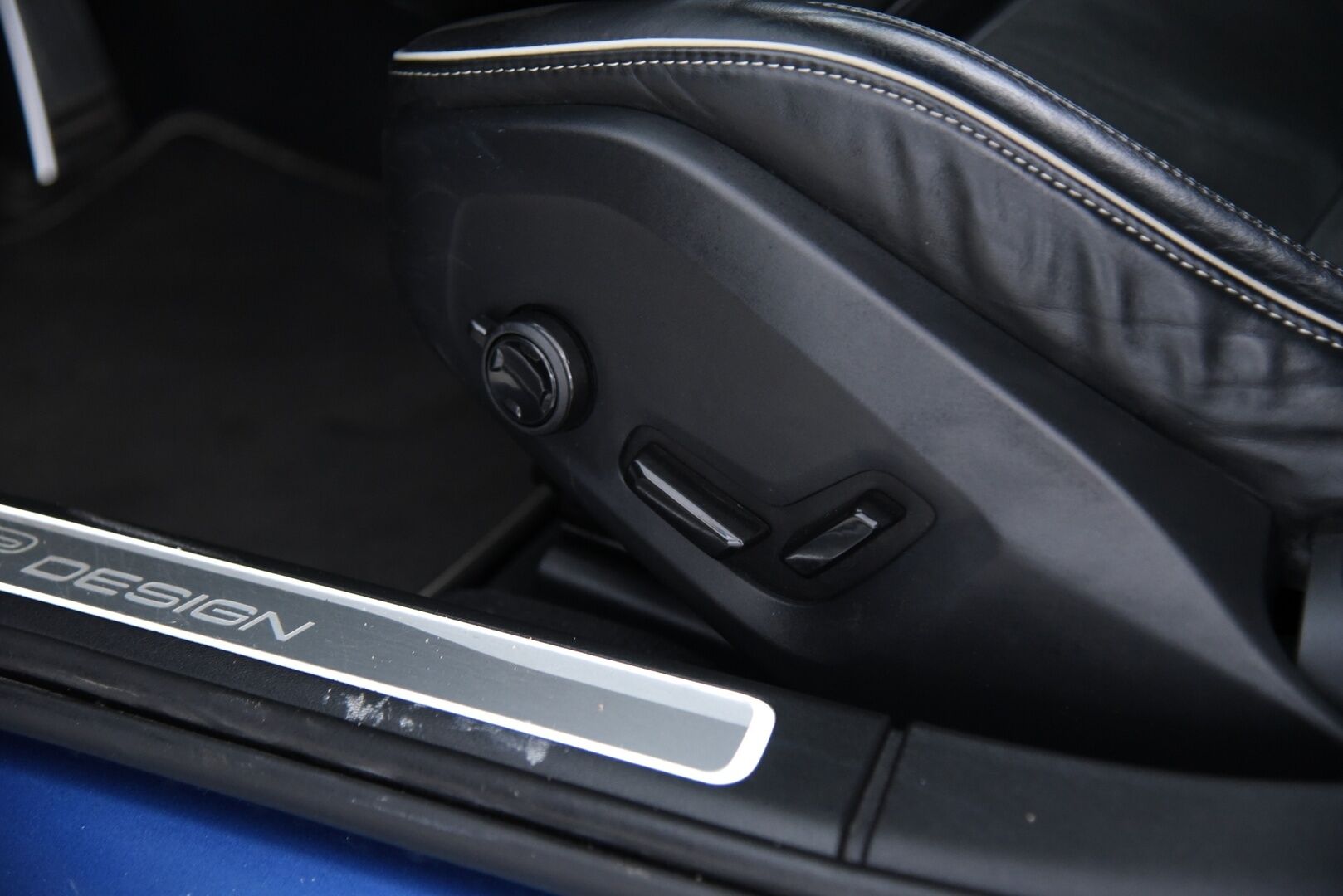 Volvo V90 2020 D3 Business R-Design aut / Adapt. Vakkari / Panorama / H&K / Koukku / P-kamera / BLIS / Muistipenkki / Apple&Android - 2 omisteinen Suomi-Auto merkkihuollettuna!
