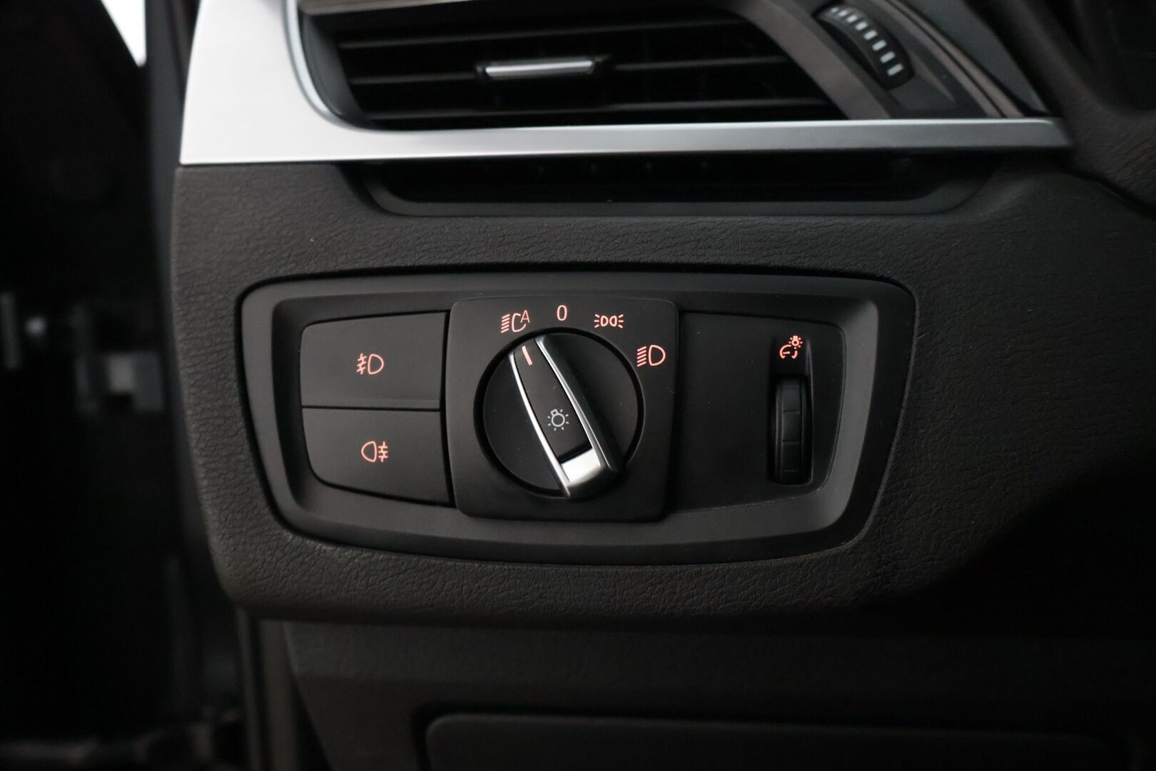 BMW X1 2016 F48 sDrive18d A Business* Tutka / Puolnahat / Navi / koukku / sähköinen takaluukku * - * Kahdet hyvät renkaat alumiinivanteilla / Hyvin huollettu *