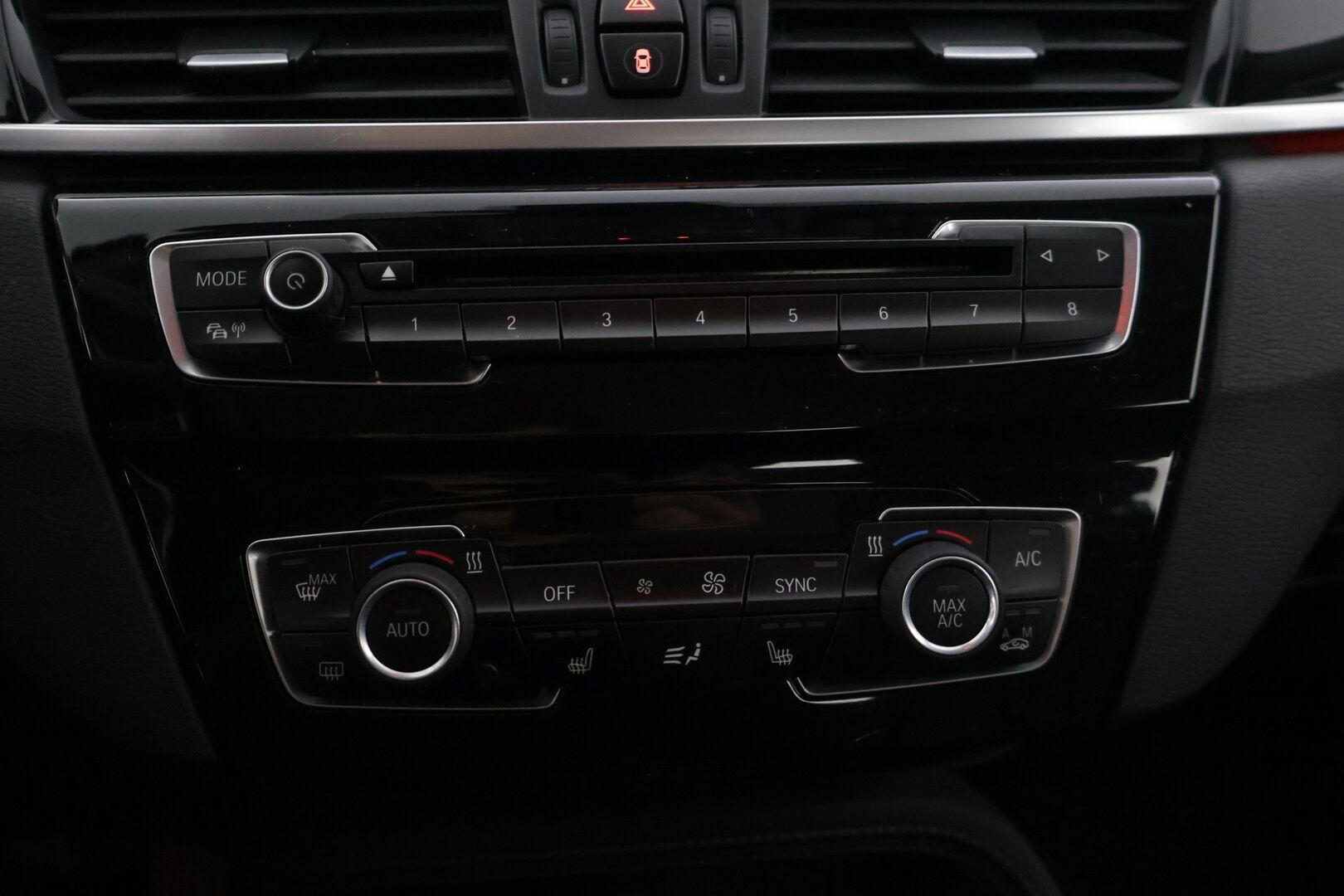 BMW X1 2016 F48 sDrive18d A Business* Tutka / Puolnahat / Navi / koukku / sähköinen takaluukku * - * Kahdet hyvät renkaat alumiinivanteilla / Hyvin huollettu *