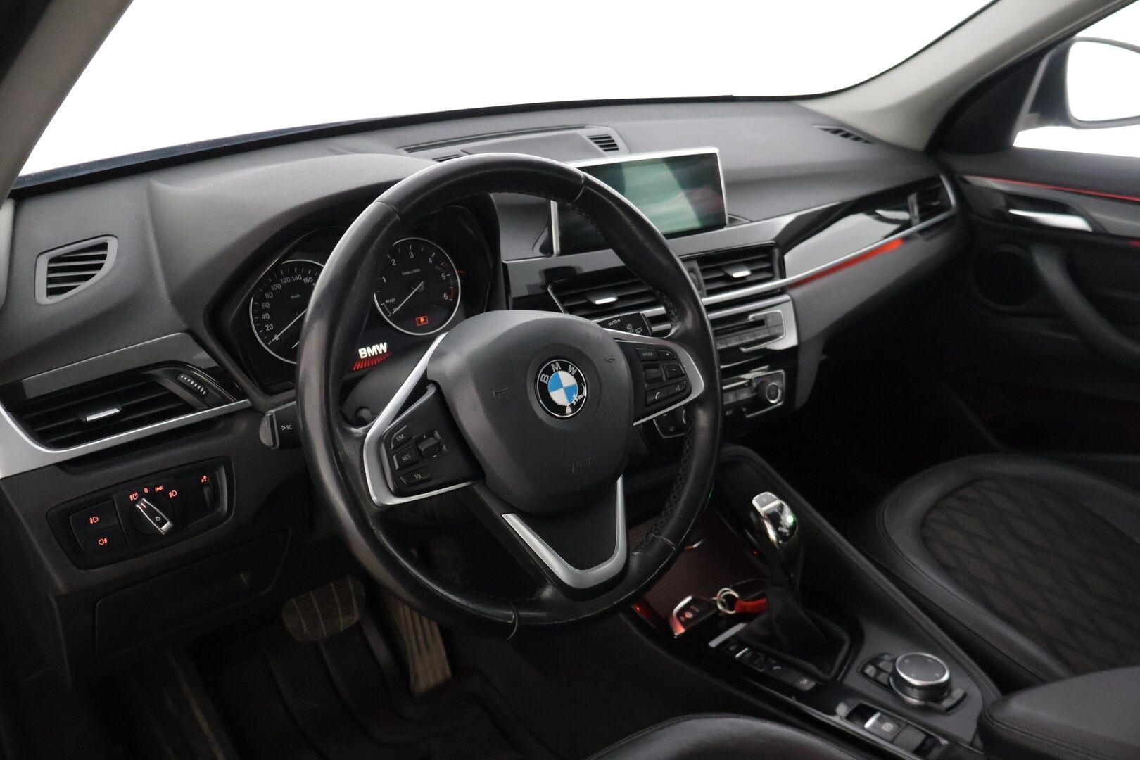 BMW X1 2016 F48 sDrive18d A Business* Tutka / Puolnahat / Navi / koukku / sähköinen takaluukku * - * Kahdet hyvät renkaat alumiinivanteilla / Hyvin huollettu *