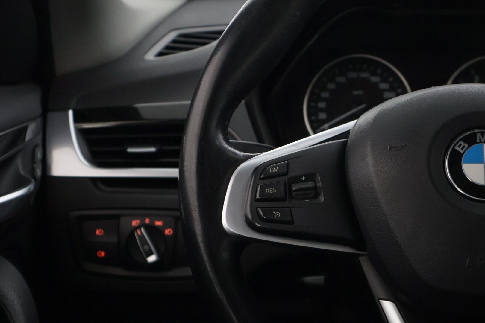 BMW X1 2016 F48 sDrive18d A Business* Tutka / Puolnahat / Navi / koukku / sähköinen takaluukku * - * Kahdet hyvät renkaat alumiinivanteilla / Hyvin huollettu *