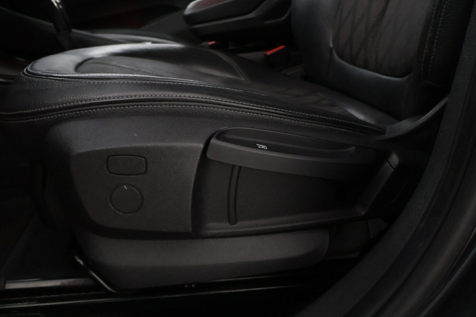 BMW X1 2016 F48 sDrive18d A Business* Tutka / Puolnahat / Navi / koukku / sähköinen takaluukku * - * Kahdet hyvät renkaat alumiinivanteilla / Hyvin huollettu *