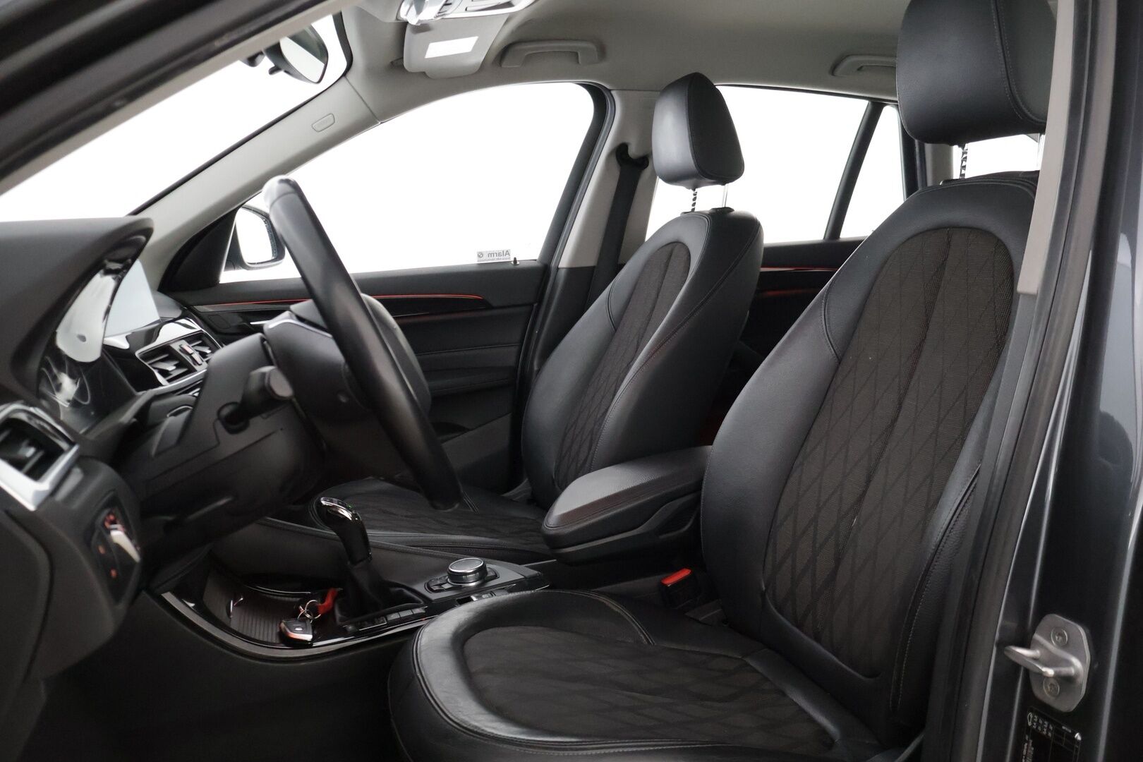 BMW X1 2016 F48 sDrive18d A Business* Tutka / Puolnahat / Navi / koukku / sähköinen takaluukku * - * Kahdet hyvät renkaat alumiinivanteilla / Hyvin huollettu *