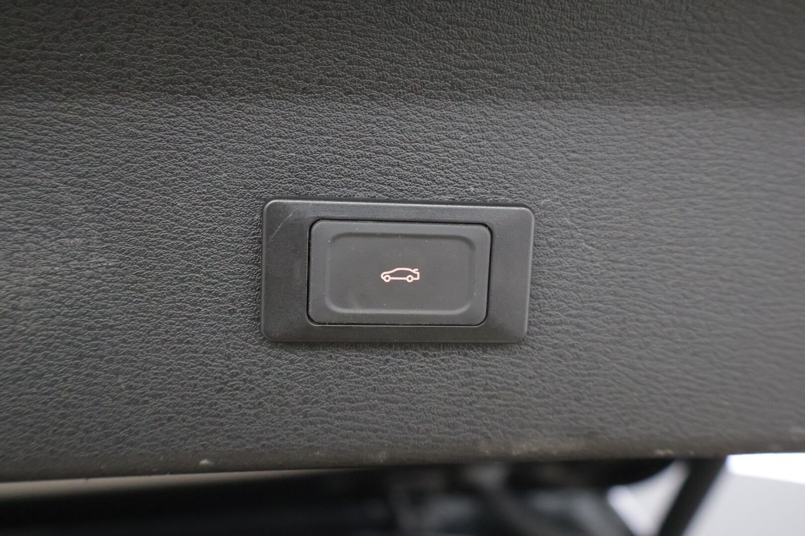 BMW X1 2016 F48 sDrive18d A Business* Tutka / Puolnahat / Navi / koukku / sähköinen takaluukku * - * Kahdet hyvät renkaat alumiinivanteilla / Hyvin huollettu *