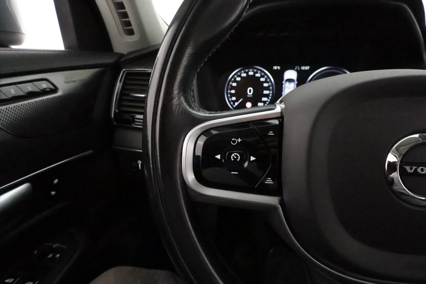 Volvo XC90 2020 T8 TwE AWD Inscription aut **H&K / Panorama / Muistipenkit / P.kamera / Adapt.vakkari / Sporttinahat / Koukku / BLIS** - 3,99 % KORKOTARJOUS TÄHÄN AUTOON - 1-om Suomi-auto / Polestar optimointi / Merkkihuollettu / Kahdet renkaat aluvanteilla  