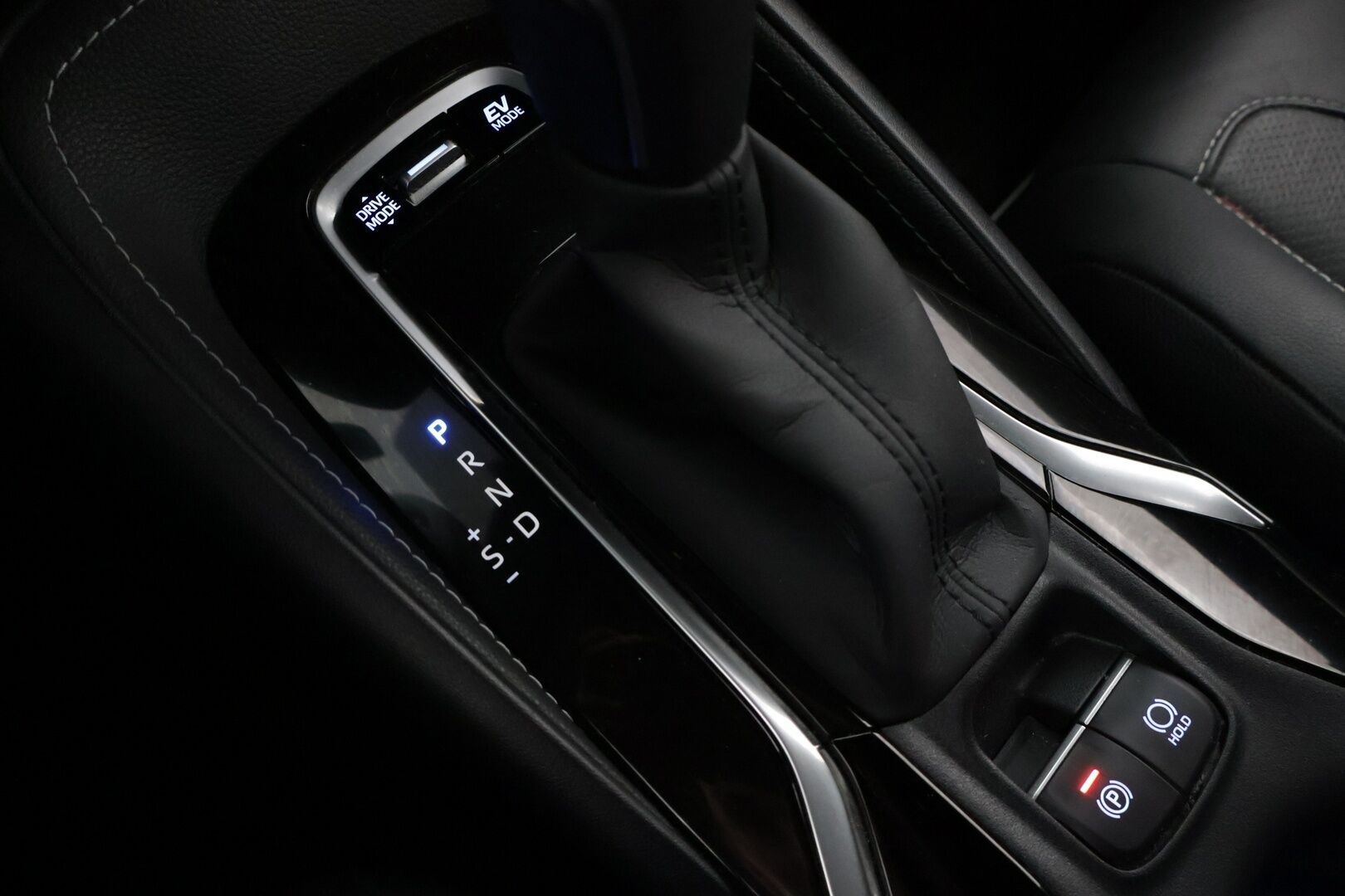 Toyota Corolla 2019 Touring Sports 2,0 Hybrid Premium - *HUD / Adapt. vakkari / Peruutuskamera / Nahkasisusta / Vetokoukku / JBL Audio / 2x Toyotan aluvanteet / Merkkihuollettu / Upea väriyhdistelmä*