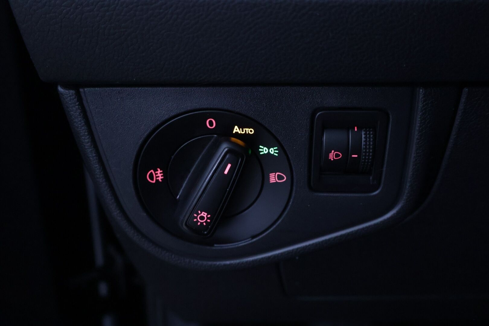 Volkswagen Polo 2019 Comfortline 1,0 TSI 70 kW (95 hv) DSG - Vakkari | Kahdet renkaat | Jakopää tehty ja juuri huollettu 6/26 | Tutkat | Apple ja Android Auto 