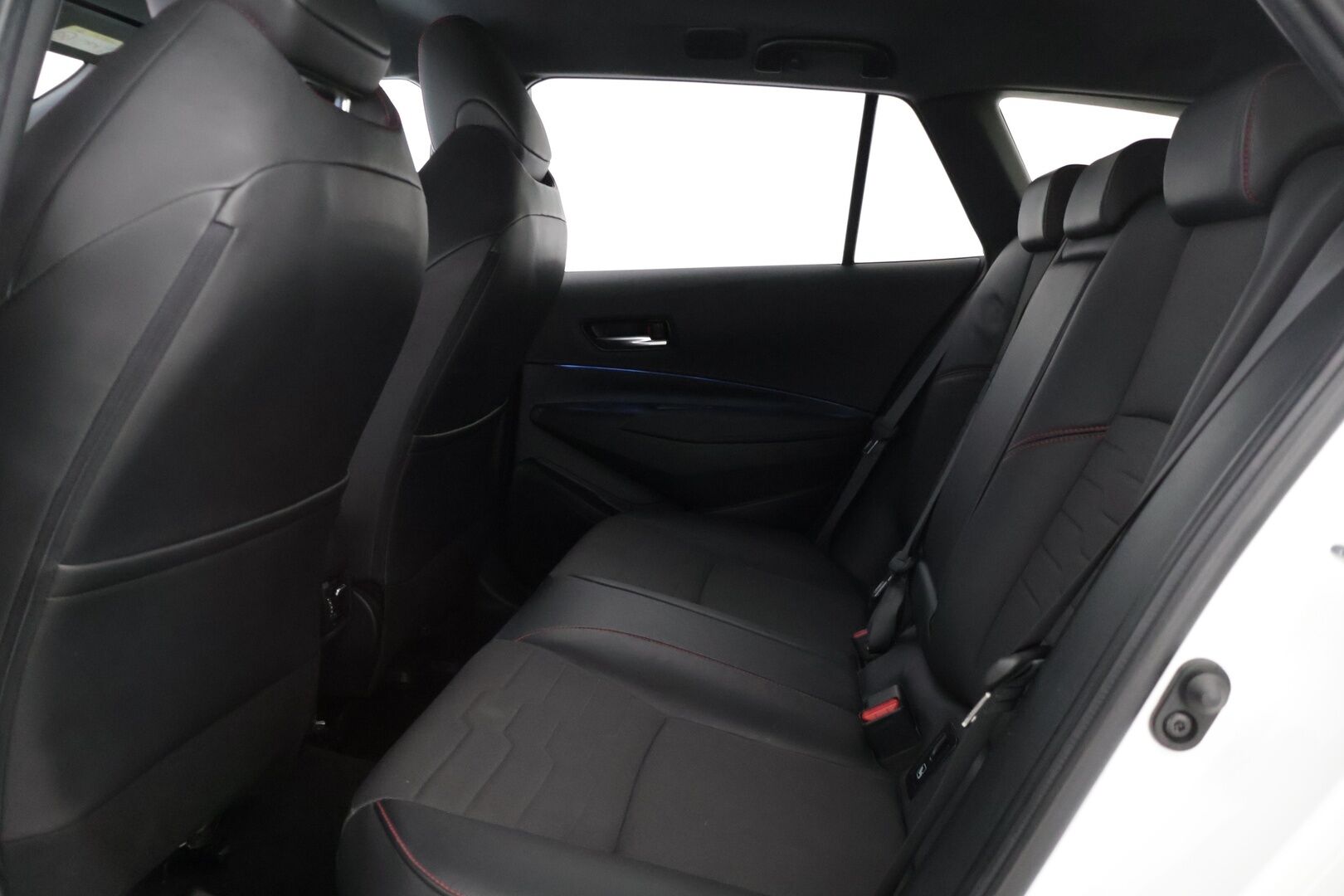 Toyota Corolla 2019 Touring Sports 2,0 Hybrid Style * ACC / P-Kamera / KeylessGo / Sähkökontti / Nahka-alcantra sisusta / Navi * - 2 x Vanteet & Renkaat / Merkkihuoltohistoria / Musta sisäkatto