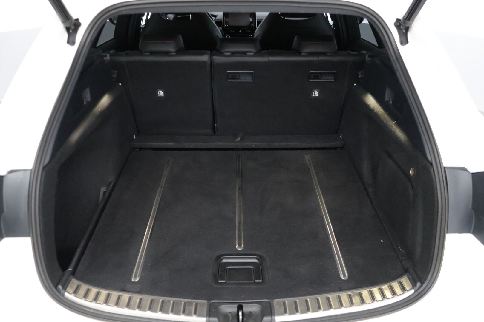 Toyota Corolla 2019 Touring Sports 2,0 Hybrid Style * ACC / P-Kamera / KeylessGo / Sähkökontti / Nahka-alcantra sisusta / Navi * - 2 x Vanteet & Renkaat / Merkkihuoltohistoria / Musta sisäkatto