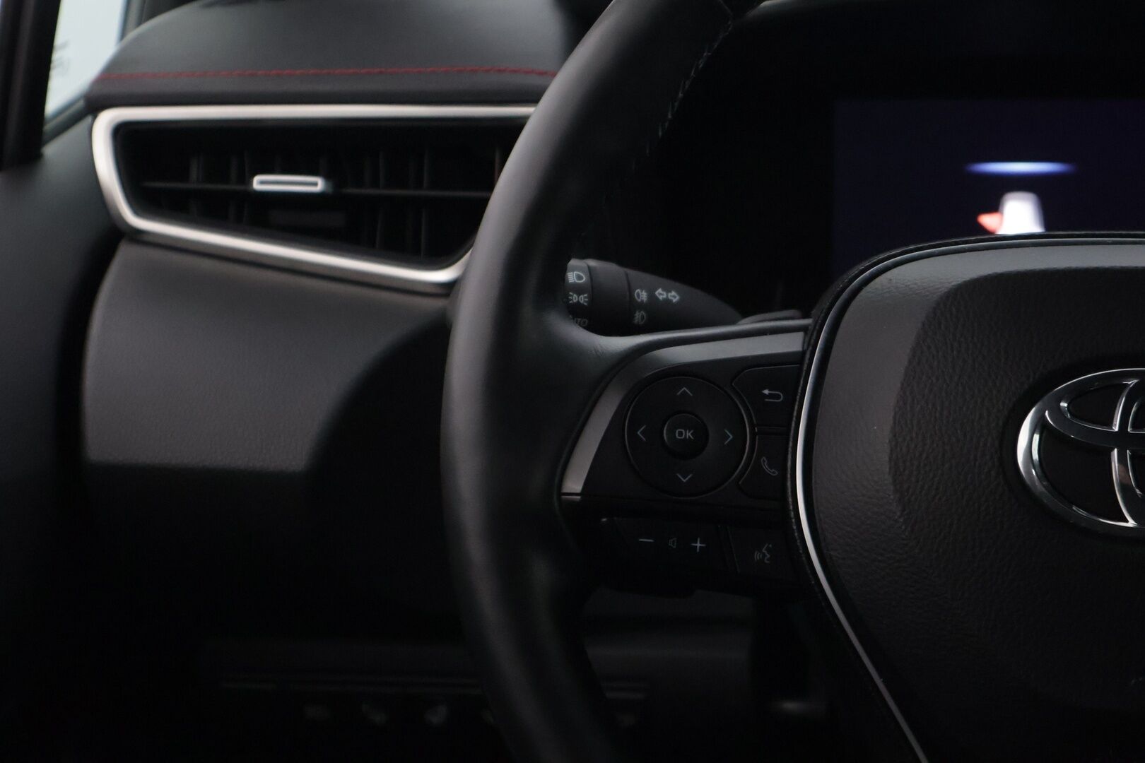 Toyota Corolla 2019 Touring Sports 2,0 Hybrid Style * ACC / P-Kamera / KeylessGo / Sähkökontti / Nahka-alcantra sisusta / Navi * - 2 x Vanteet & Renkaat / Merkkihuoltohistoria / Musta sisäkatto