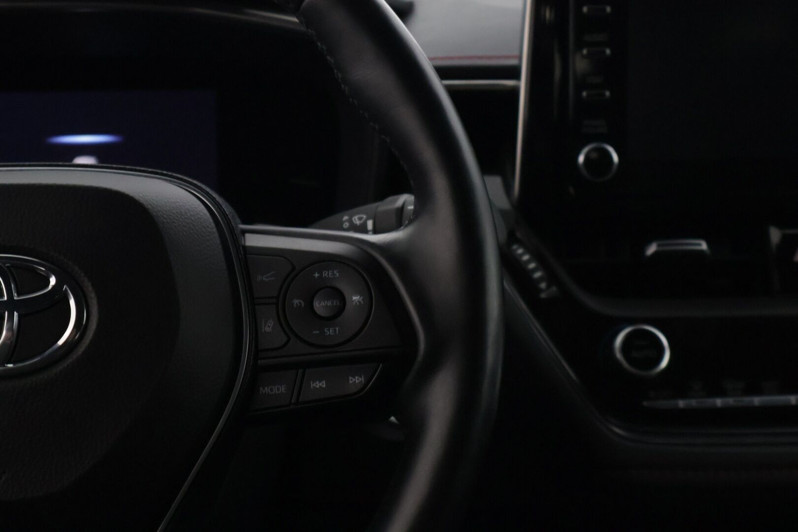 Toyota Corolla 2019 Touring Sports 2,0 Hybrid Style * ACC / P-Kamera / KeylessGo / Sähkökontti / Nahka-alcantra sisusta / Navi * - 2 x Vanteet & Renkaat / Merkkihuoltohistoria / Musta sisäkatto