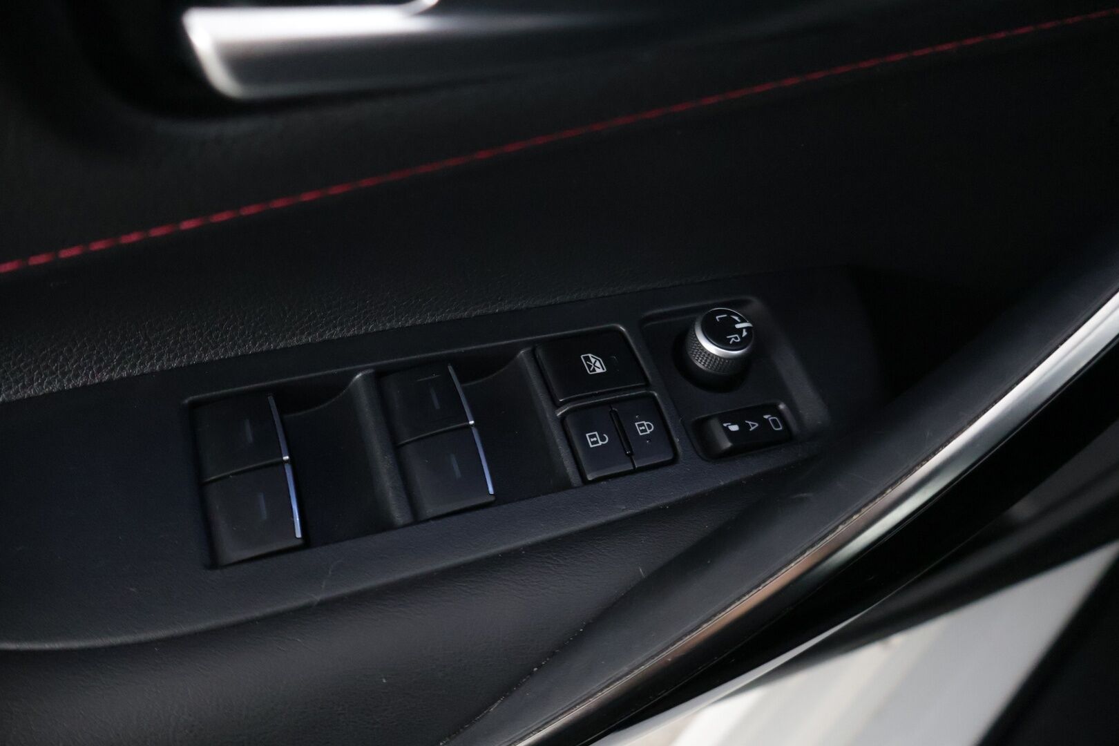 Toyota Corolla 2019 Touring Sports 2,0 Hybrid Style * ACC / P-Kamera / KeylessGo / Sähkökontti / Nahka-alcantra sisusta / Navi * - 2 x Vanteet & Renkaat / Merkkihuoltohistoria / Musta sisäkatto