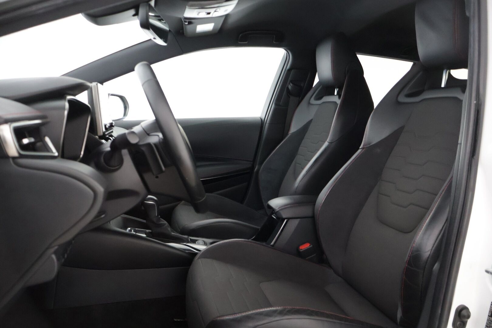 Toyota Corolla 2019 Touring Sports 2,0 Hybrid Style * ACC / P-Kamera / KeylessGo / Sähkökontti / Nahka-alcantra sisusta / Navi * - 2 x Vanteet & Renkaat / Merkkihuoltohistoria / Musta sisäkatto