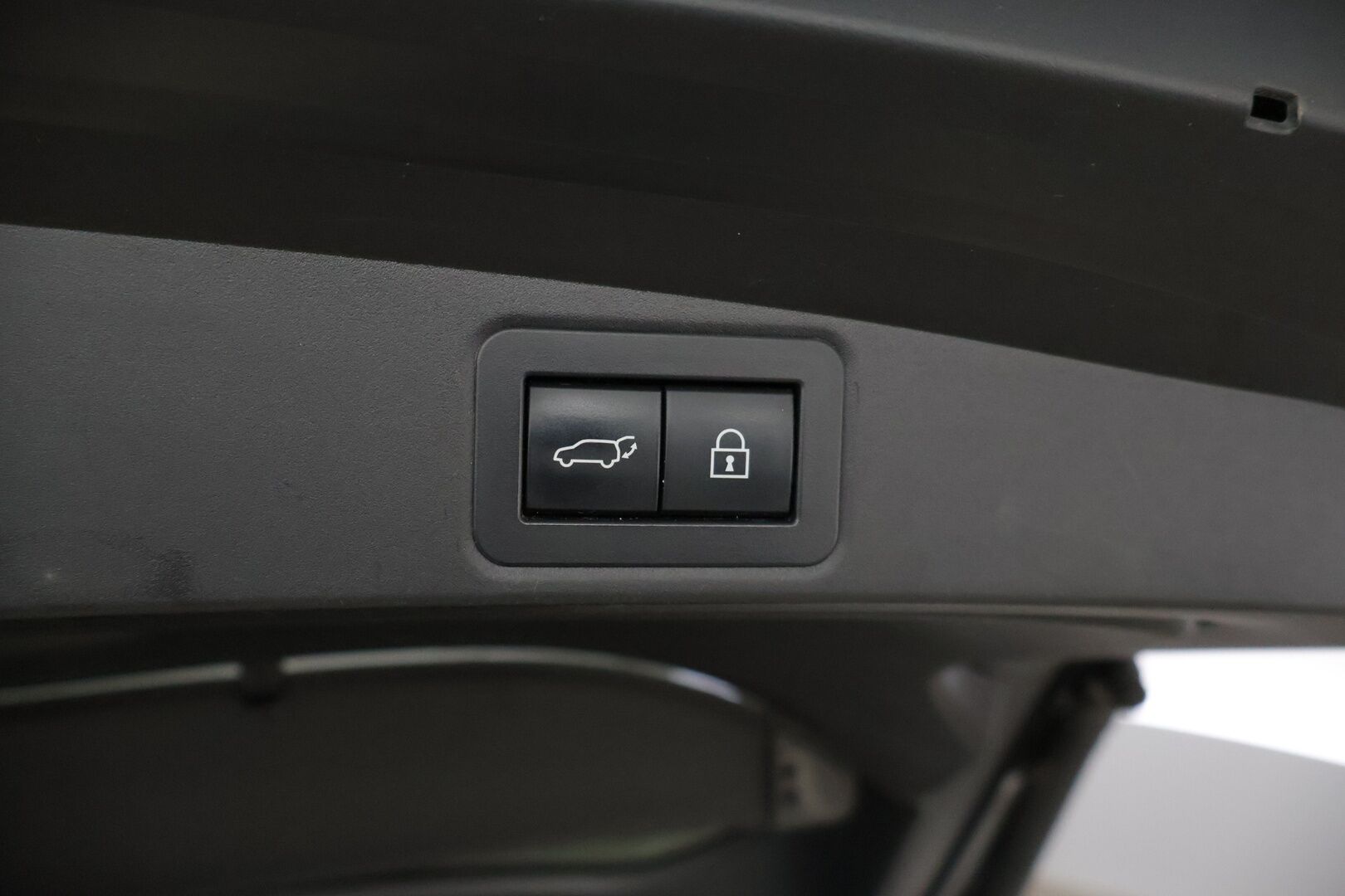 Toyota Corolla 2019 Touring Sports 2,0 Hybrid Style * ACC / P-Kamera / KeylessGo / Sähkökontti / Nahka-alcantra sisusta / Navi * - 2 x Vanteet & Renkaat / Merkkihuoltohistoria / Musta sisäkatto