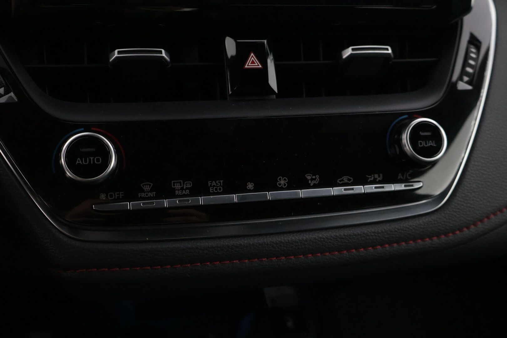 Toyota Corolla 2019 Touring Sports 2,0 Hybrid Style * ACC / P-Kamera / KeylessGo / Sähkökontti / Nahka-alcantra sisusta / Navi * - 2 x Vanteet & Renkaat / Merkkihuoltohistoria / Musta sisäkatto