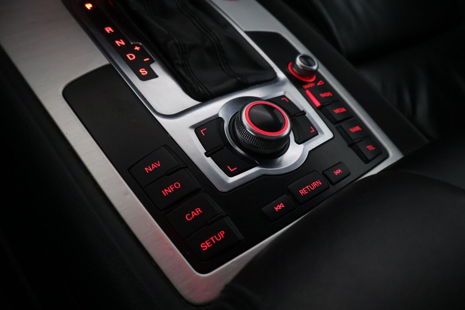 Audi Q7 2010 3,0 V6 TDI DPF 176 kW quattro tiptronic - YritysOutlet - Myydään vain yrityksille - 7- Paikkainen / Bose / Ilma-alusta / Nahat muistilla / Lohko / Koukku