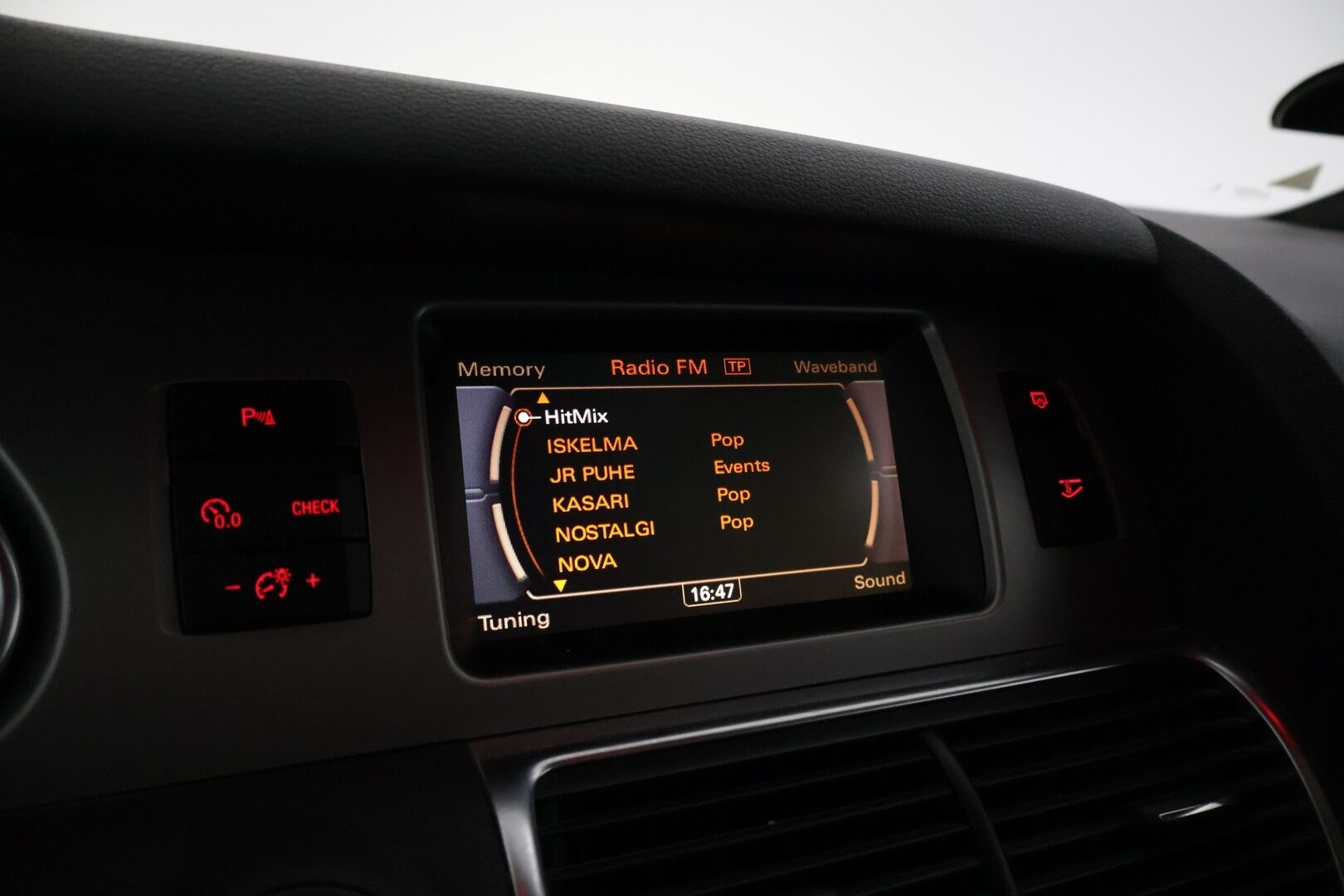 Audi Q7 2010 3,0 V6 TDI DPF 176 kW quattro tiptronic - YritysOutlet - Myydään vain yrityksille - 7- Paikkainen / Bose / Ilma-alusta / Nahat muistilla / Lohko / Koukku