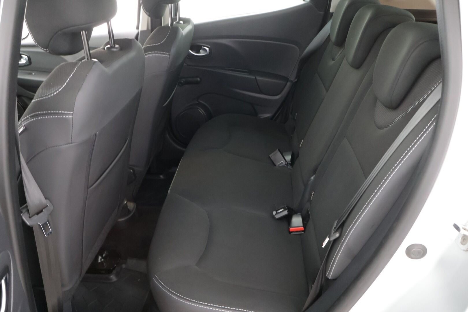 Renault Clio 2019 TCe 90 Fête / Vakkari / Navi / Lohkolämmitin+sisäpuhallin / Bluetooth / Ilmastointi - 2-om. Suomi-auto / 2x vanteet / Uudet Nokian nastarenkaat!