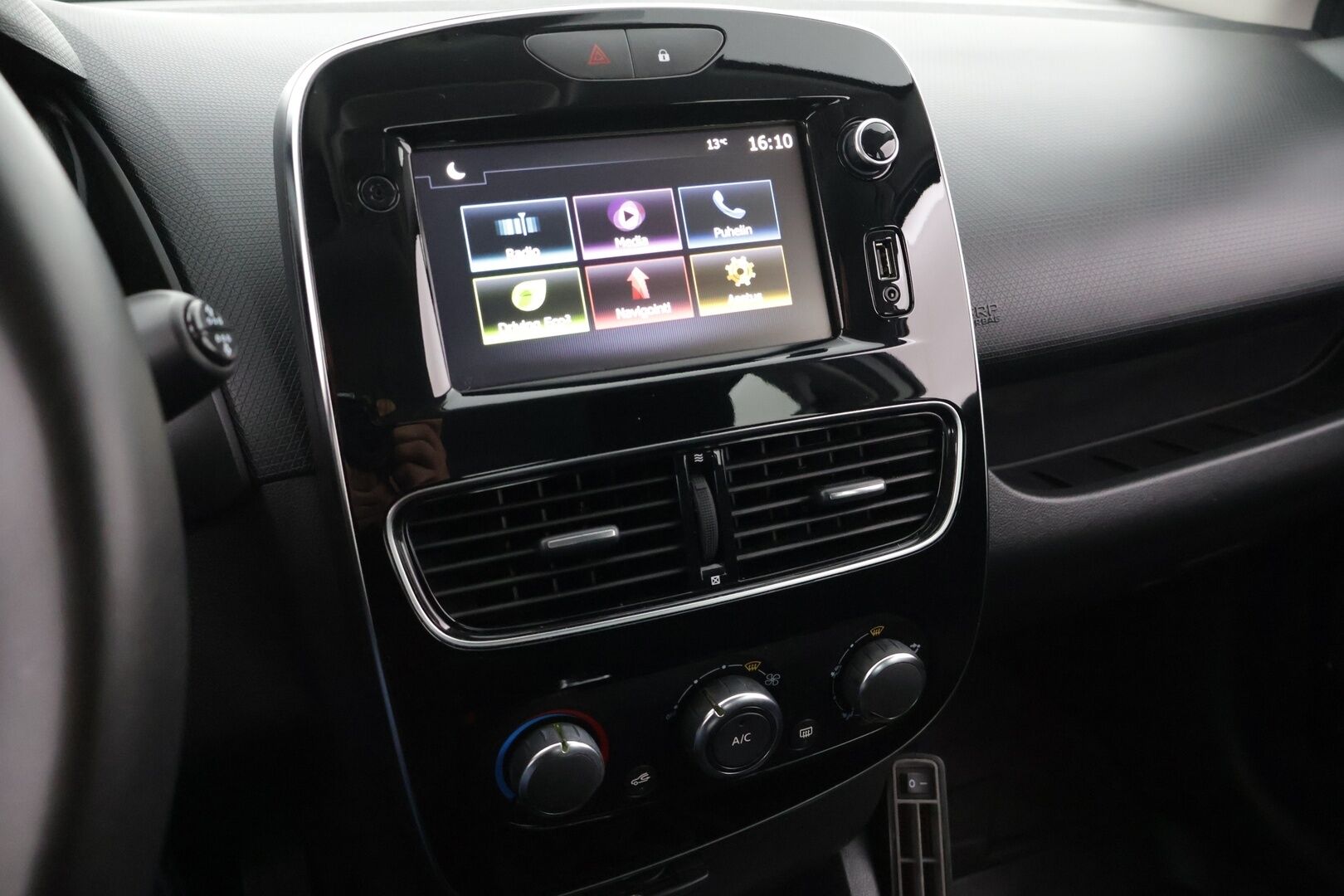 Renault Clio 2019 TCe 90 Fête / Vakkari / Navi / Lohkolämmitin+sisäpuhallin / Bluetooth / Ilmastointi - 2-om. Suomi-auto / 2x vanteet / Uudet Nokian nastarenkaat!