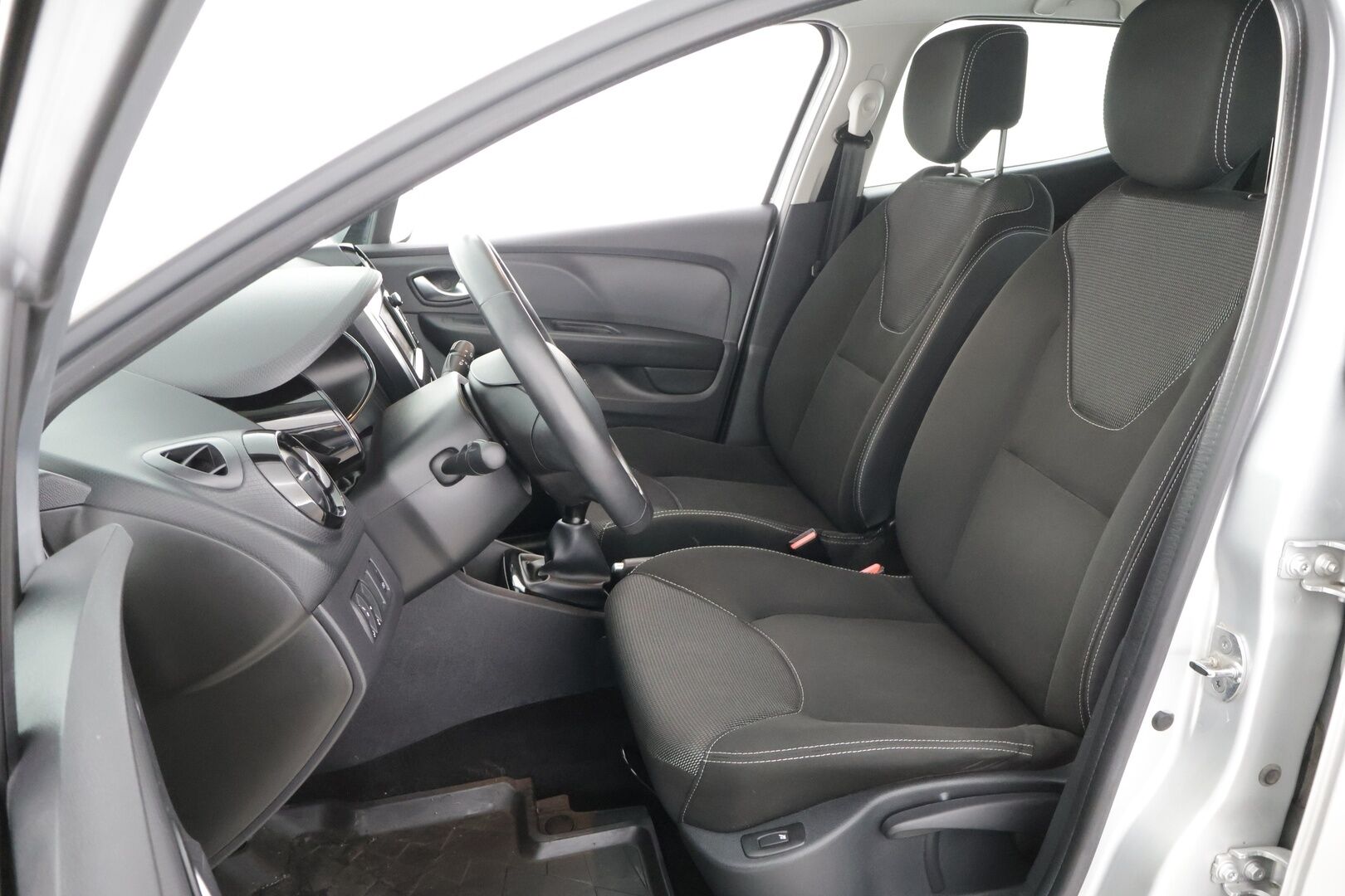 Renault Clio 2019 TCe 90 Fête / Vakkari / Navi / Lohkolämmitin+sisäpuhallin / Bluetooth / Ilmastointi - 2-om. Suomi-auto / 2x vanteet / Uudet Nokian nastarenkaat!