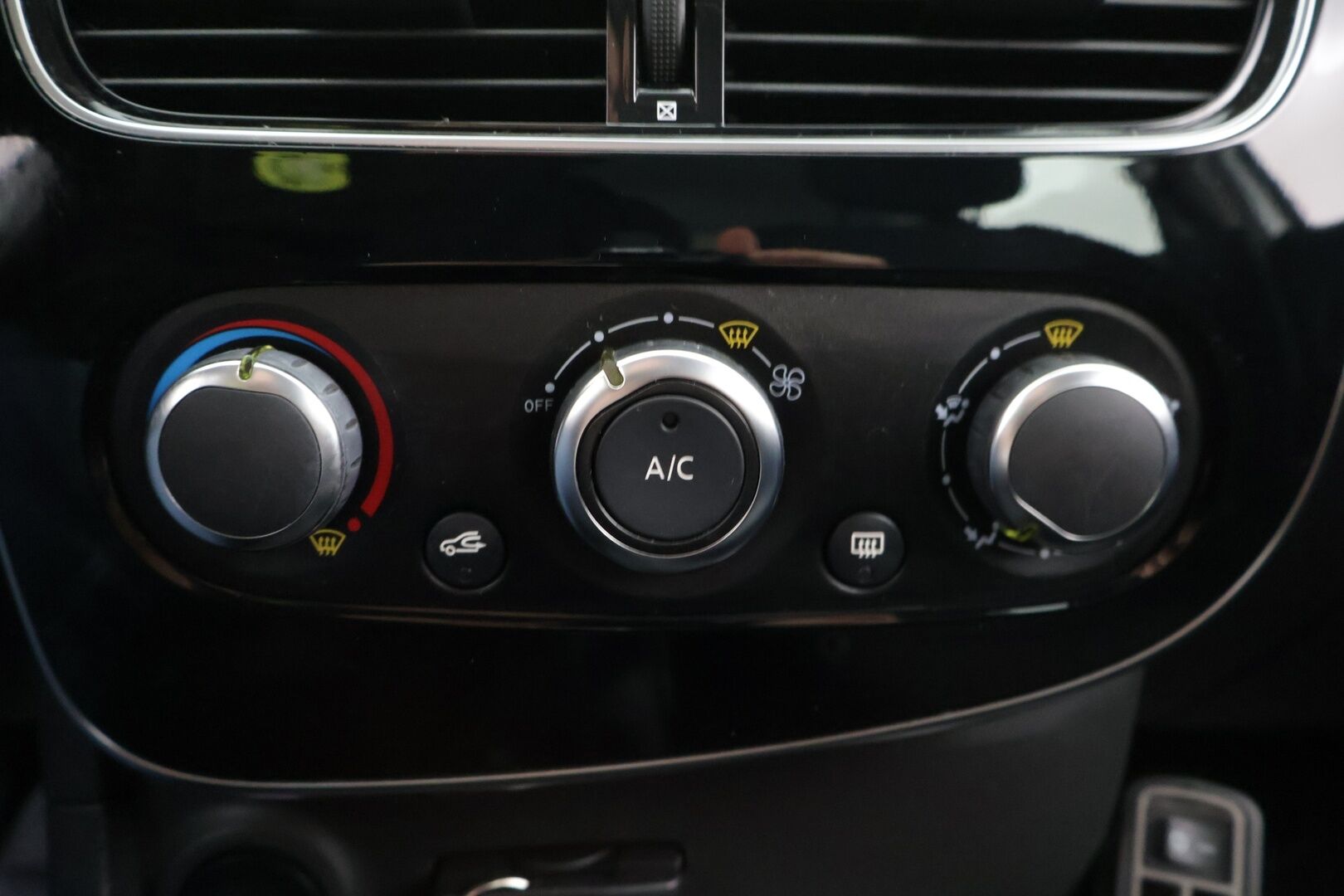 Renault Clio 2019 TCe 90 Fête / Vakkari / Navi / Lohkolämmitin+sisäpuhallin / Bluetooth / Ilmastointi - 2-om. Suomi-auto / 2x vanteet / Uudet Nokian nastarenkaat!